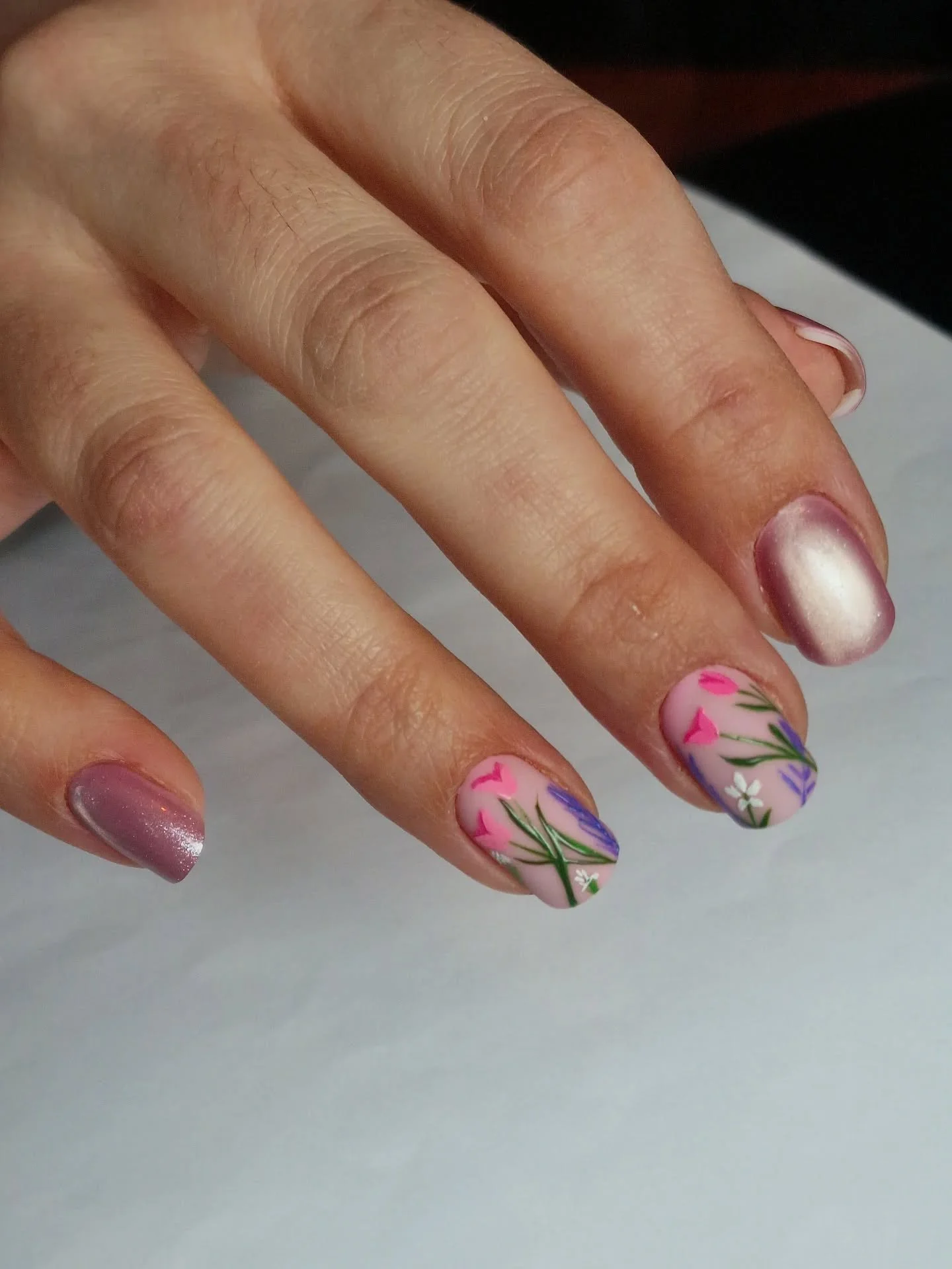 Last but not least! Wedstrijd Gelpolish Nailart.
🥈2e plaats

Bij deze wedstrijd moesten we een gelpolish set plaatsen in 50 minuten met 2 nagels nailart naar keuze. Ik koos voor bloemen. Lente vibes.

Als basis heb ik gellak P01 gebruikt met Top Sat