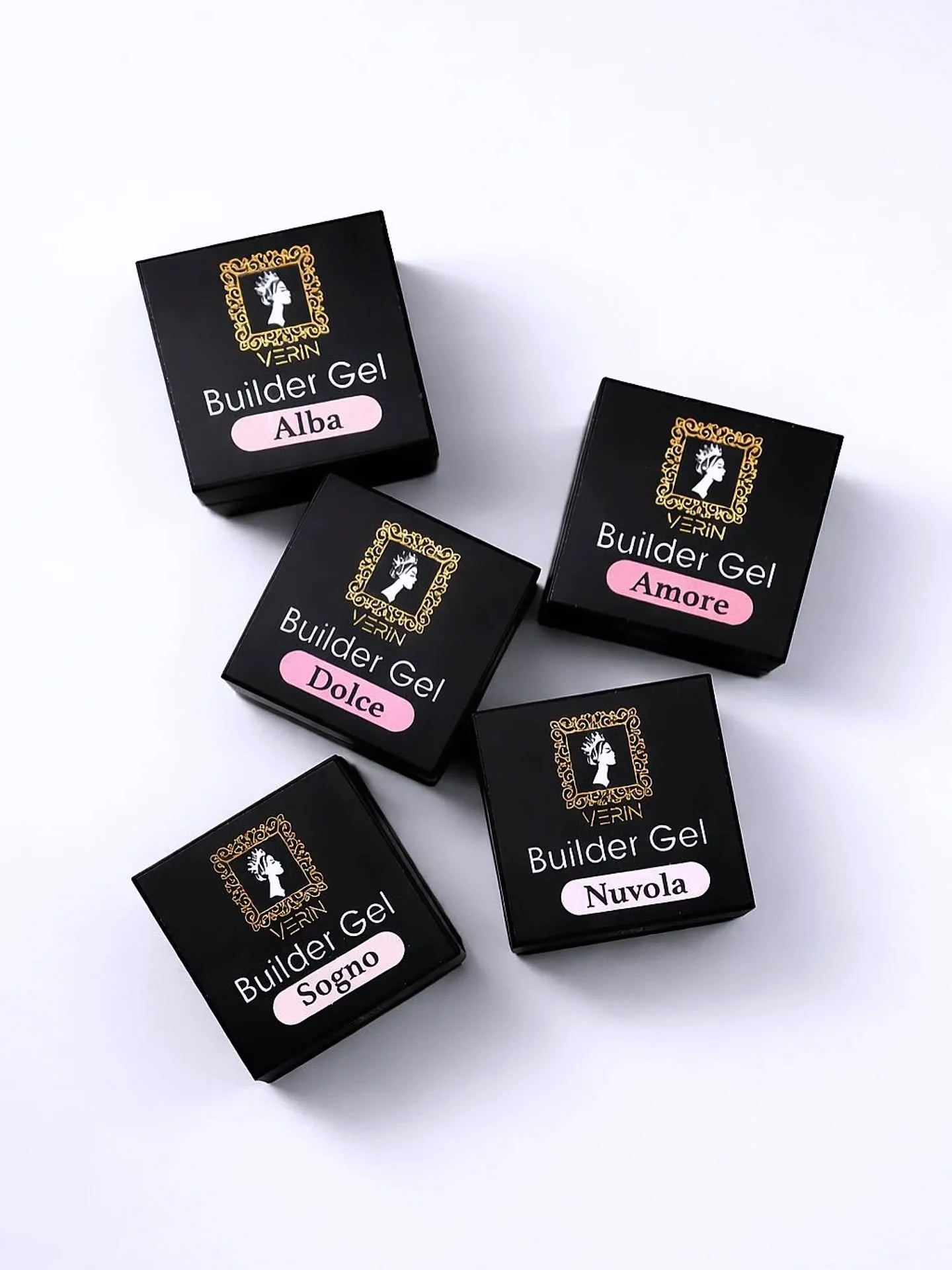 Voor mijn gevorderde nail techs: dit is er zo &eacute;&eacute;n die je workflow verandert.

De Builder Gel &ldquo;Speed Up&rdquo; van @verin_gellak_official is ontwikkeld voor snelheid, maar wat mij betreft zit de echte winst in controle en consisten