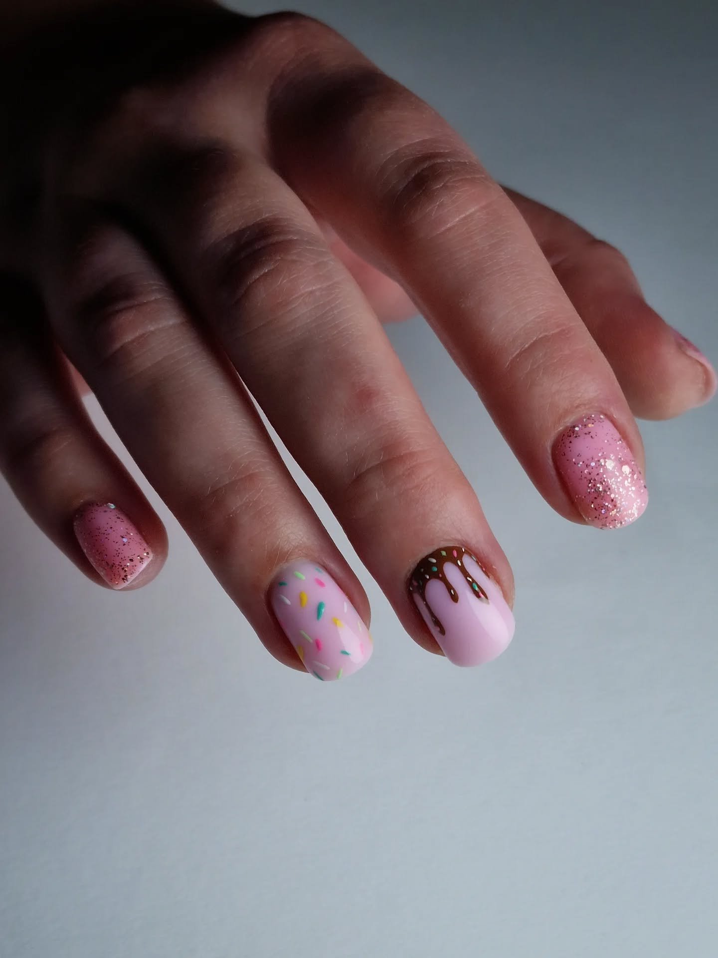 Hoe leuk is deze zoete set?! 🍩💖

Deze set is gemaakt met de prachtige Unique Gel van @verin_gellak_official in de kleur Sweet Pink, de perfecte zachte basis 

Voor de nailart heb ik gewerkt met de paint gels in welke kleur? Nou bijna alle kleuren ?