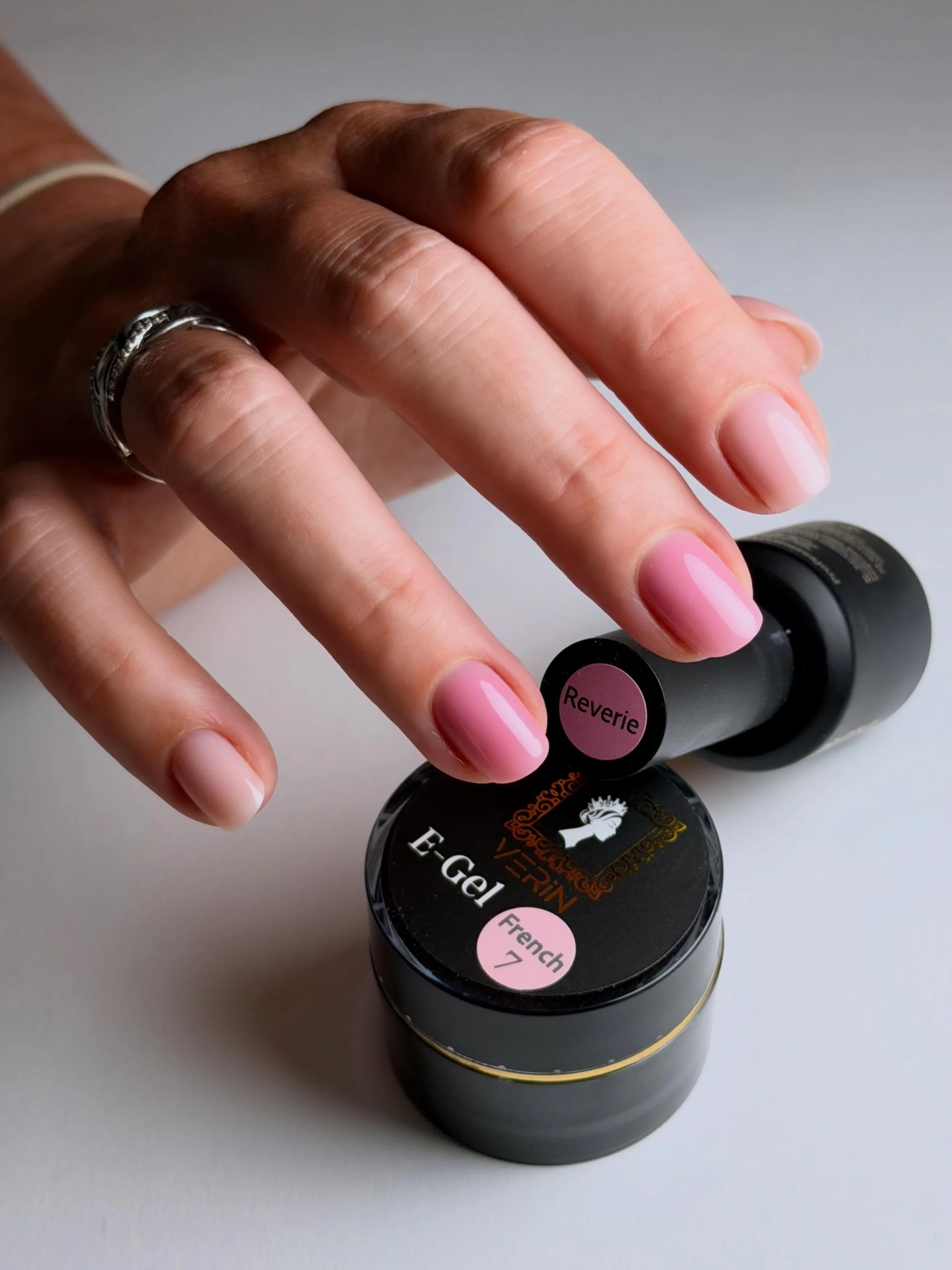 Natural nail treatment met E-Gel van @verin_gellak_official 

Wist je dat Verin meer dan 100 kleuren E-Gel in het assortiment heeft? Genoeg keuze voor de perfecte combo

Bij deze set heb ik de kleuren French 7 en Reverie gebruikt, E-gel is fantastisc
