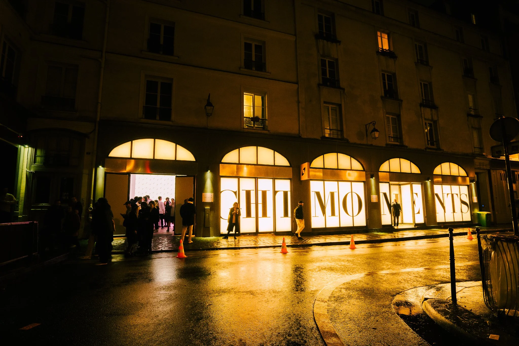 Bright Moments . Paris