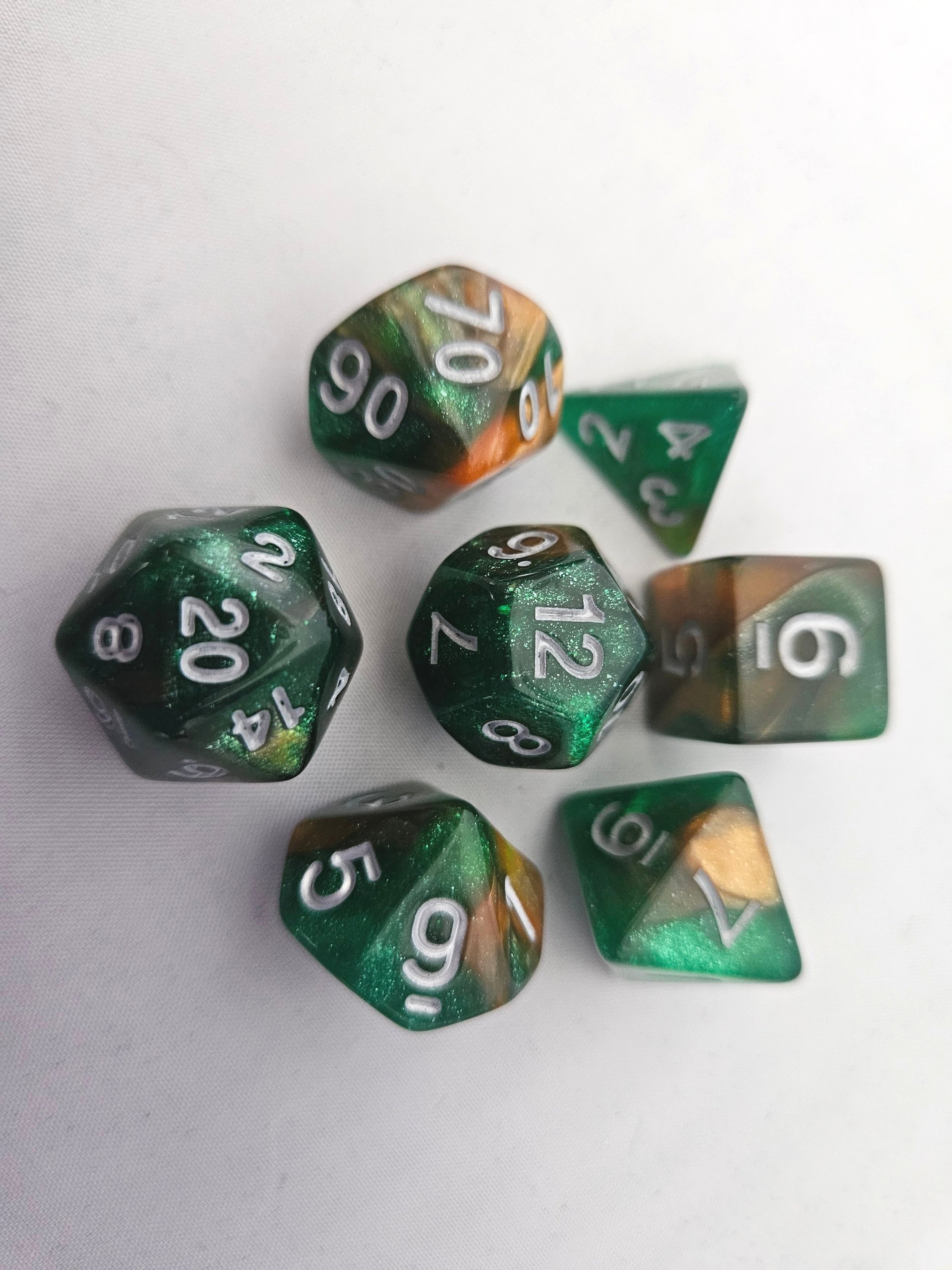 24%2BGreen%2Band%2BGold%2Bsparkle%2B9299201673%2Bdice%2BSQ5071243.jpg