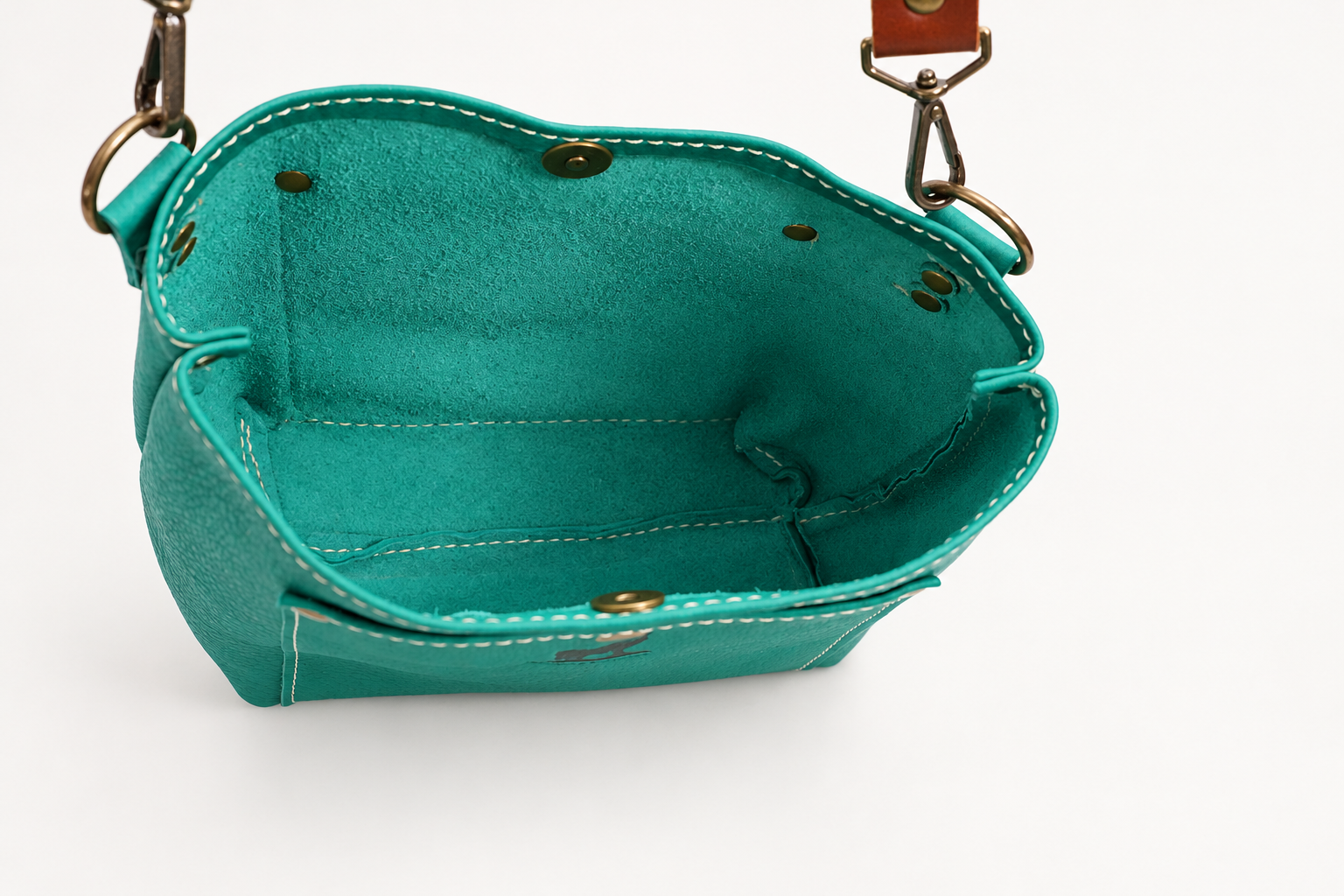 Teal Wolfpack 8 interior close-up-6.png