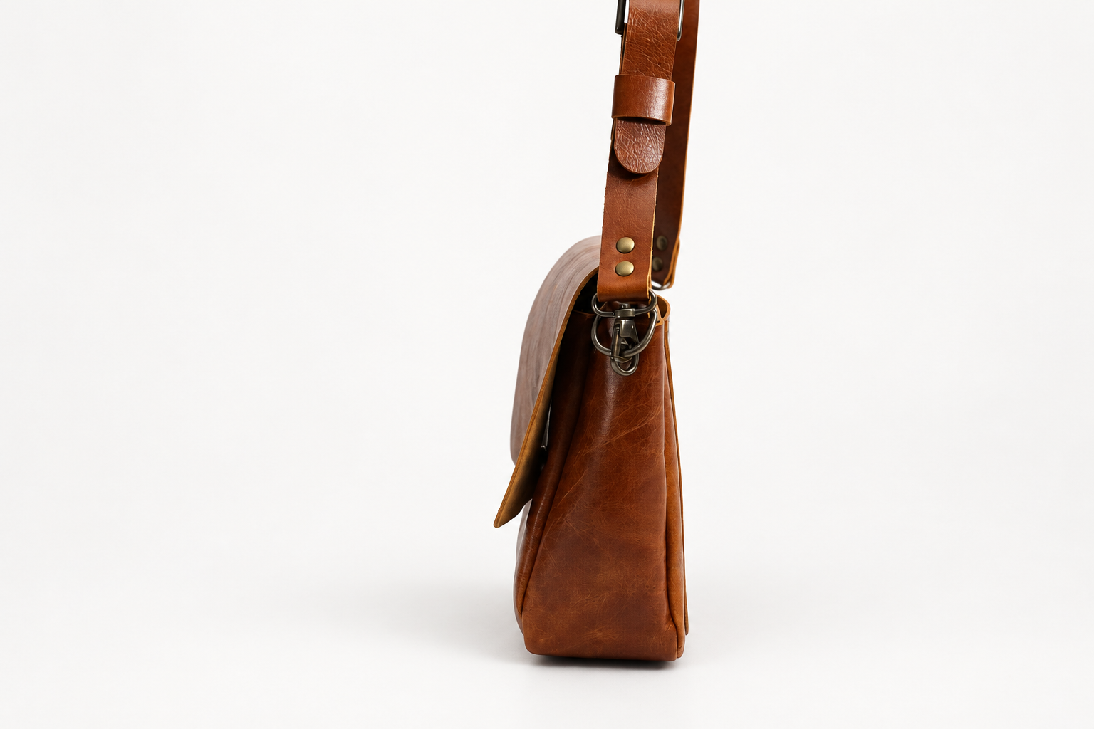 Brown leather mail bag side profile-2.png
