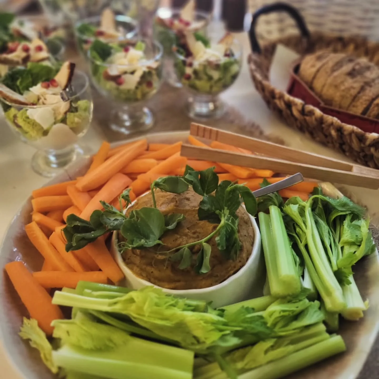 Naszej roboty Humus 🥕 Idealny przekąska do chrupania z marchewką lub selerem naciowym podczas letniego garden party w Leśnej 🏡
