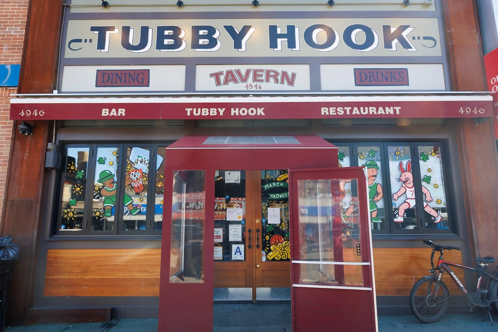 the exterior of Tubby Hook Tavern in Washington Heights, NY
