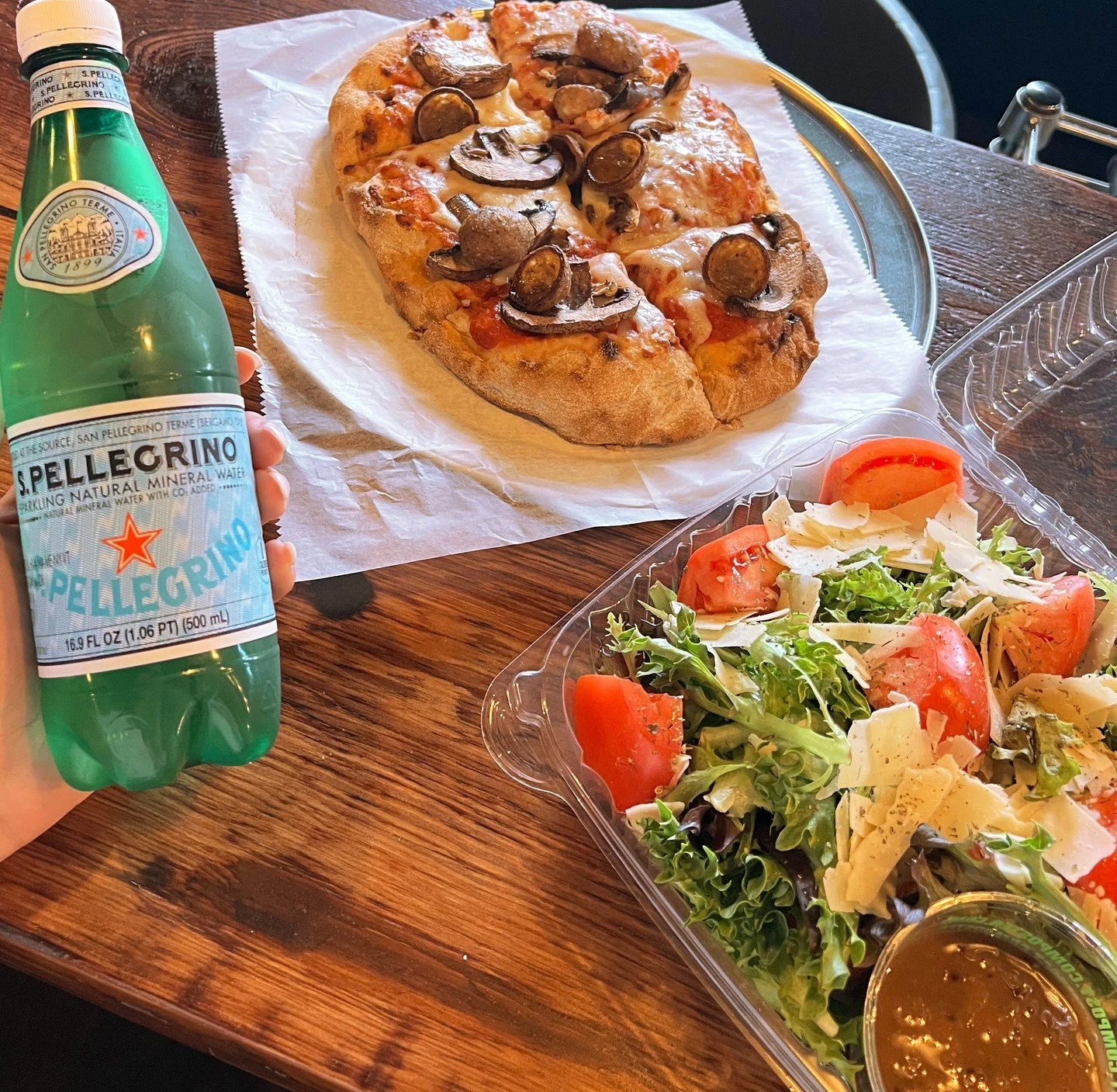 Serving up summer vibes one slice at a time. Who&rsquo;s joining us for lunch at La Pinsa?

#LaPinsa #PinsaPerfection #SummerEats #PizzaLovers #FreshAndFlavorful #ArtisanPizza #SaladGoals #BubblyBreak #SavorTheSparkle #LunchVibes #FoodieFinds #EatLoc