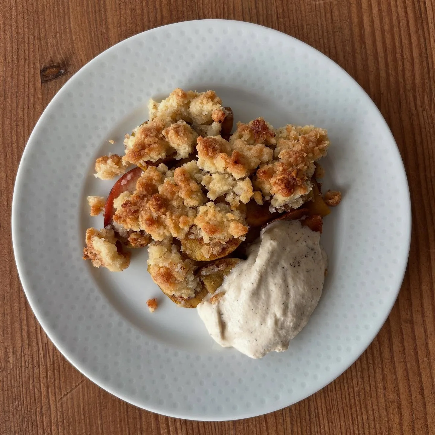 Apple season + rainy weather = the perfect excuse to bake an apple crumble! 🍎 Here&rsquo;s my go-to recipe! 

Ingredients:
- 125 g cold butter 
- 120g flour 
- 35g oats 
- 85 g sugar 
- 1/2 teaspoon flake salt 
- 800g thinly sliced apples 
- 1 teasp