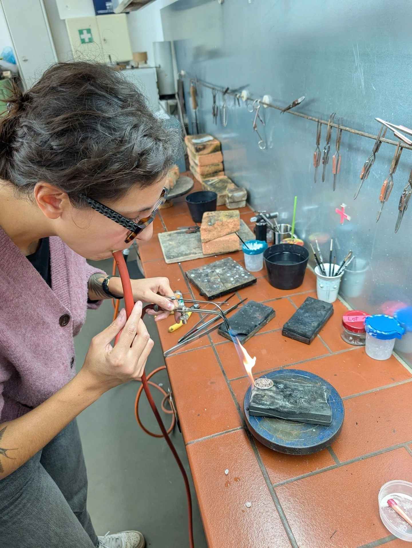 This past weekend, I had an amazing time learning the art of filigree from the talented @susannematsche at @coopgold. I&rsquo;ve always wanted to explore this beautiful technique, and I&rsquo;m so excited to bring what I&rsquo;ve learned into new pie
