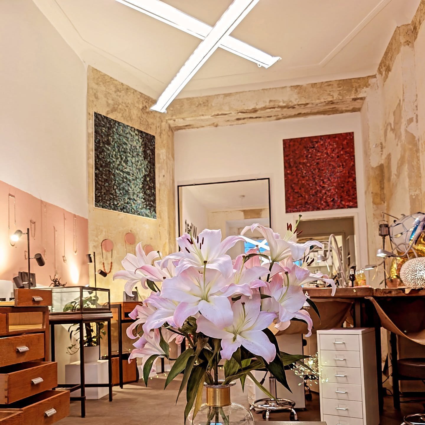 In the meantime, the studio is still full of color with the exhibition now going on What if ...Jewellery meets Painting?✨🍂 We're opening again on Tuesday! Come by, take a little break, and pick out your next jewelry piece made by our resident and vi