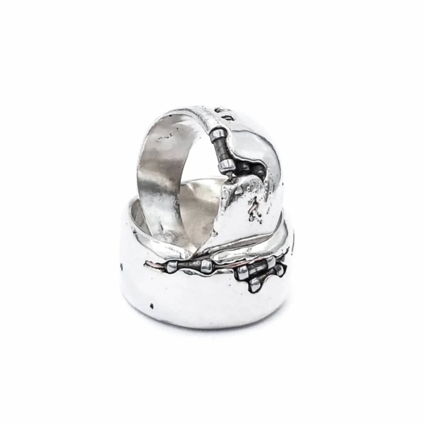 Designed and made by @bronson_sequels in sterling silver, black diamond and found objects, in this case, resisters!
To see more of her work, you can drop by as usual, explore new pieces, enjoy the exhibition &lsquo;What if Jewellery meets Painting?
*