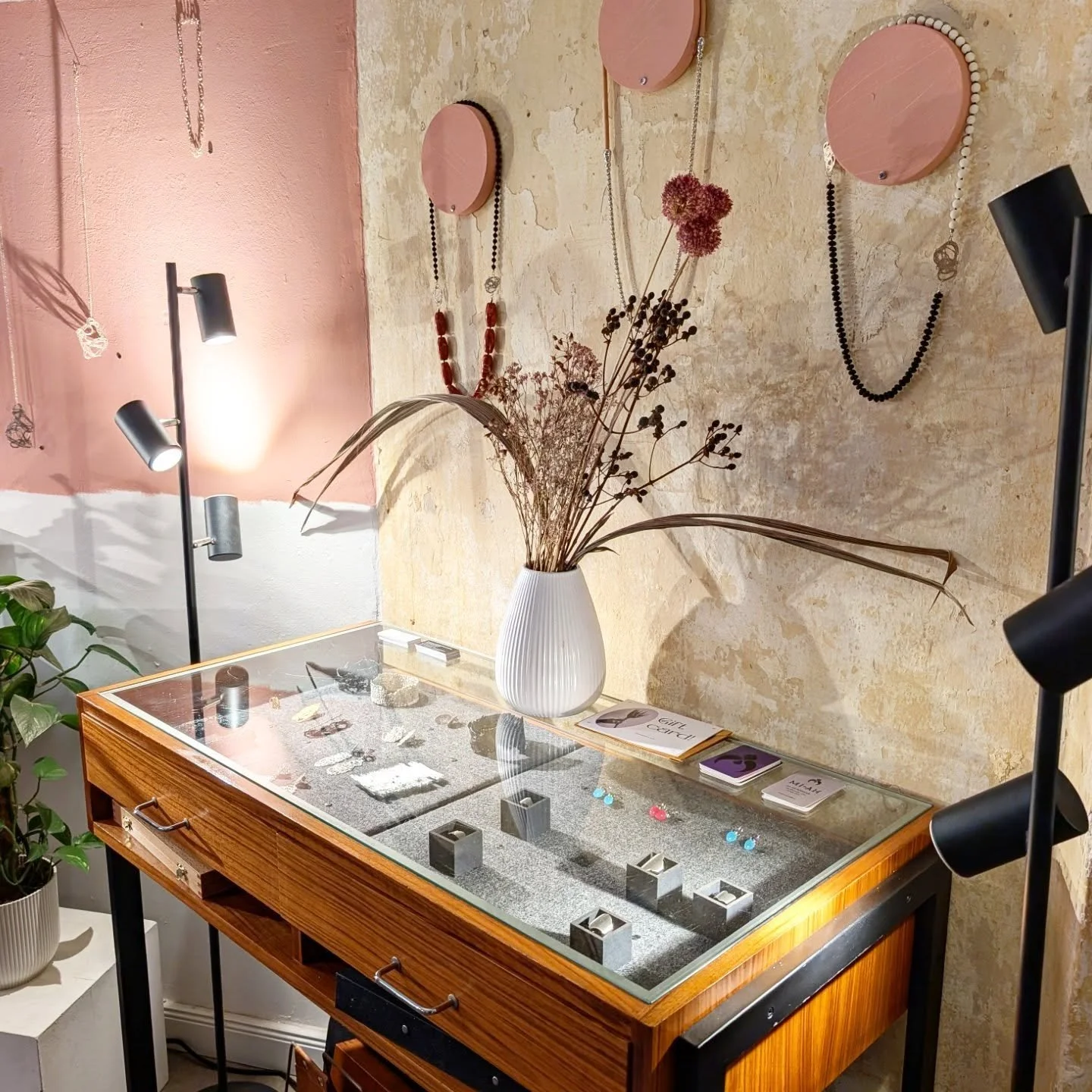 Love this corner!
The exhibition What if ...Jewellery meets Painting? is still going on and we are back with our normal opening hours!
 @ilonaottenbreit
*
For inquiries and further details, DM or click the link in bio. Or come to find our jewellery @