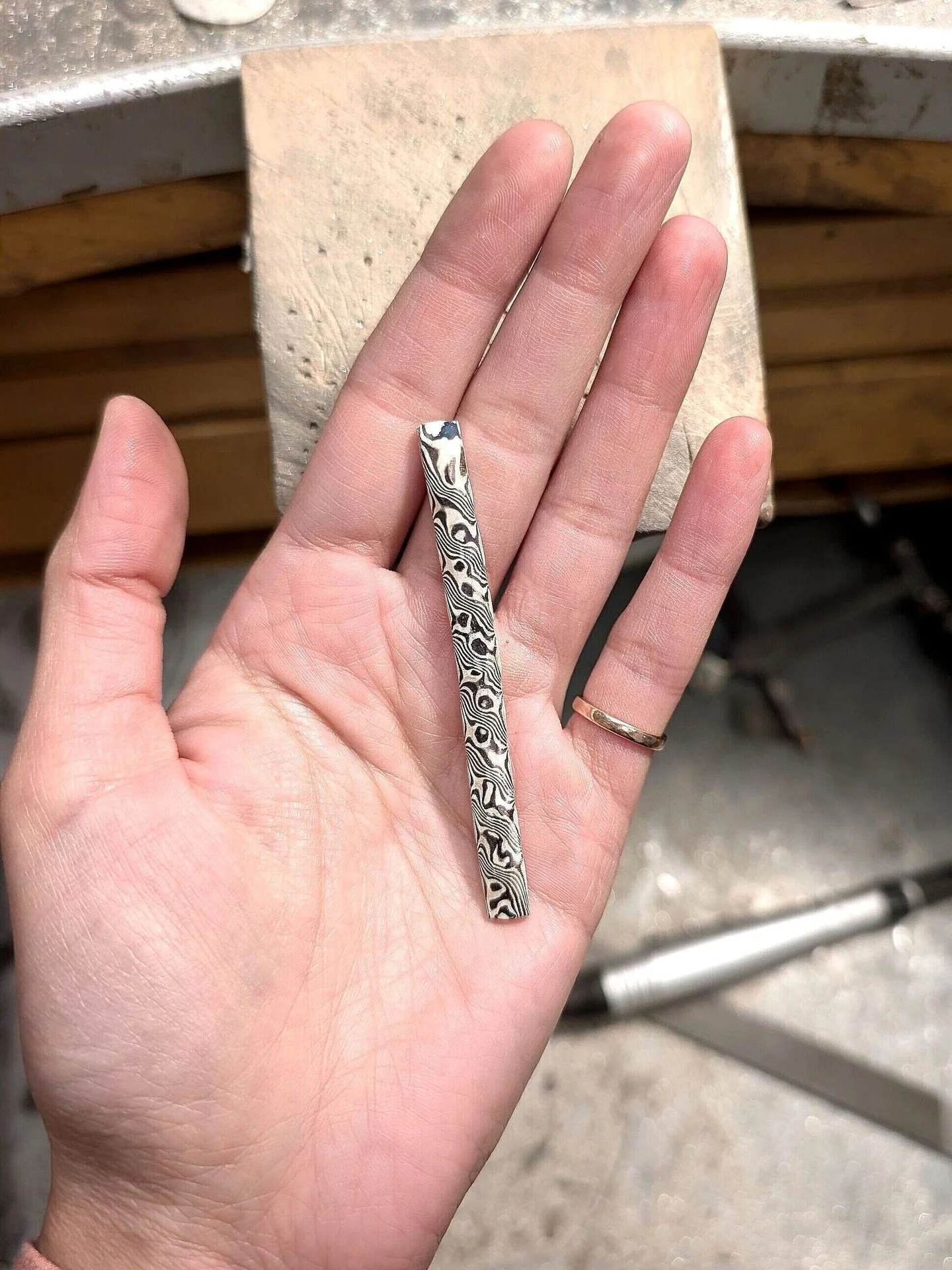 Work in progress... Patterning a new mokume gane ring! Palladium 500 and silver. The contrast between the two metals is awesome!
*
For inquiries and further details, DM or click the link in bio. Or come to find our jewellery @whatifberlin. Tue-Fri 15