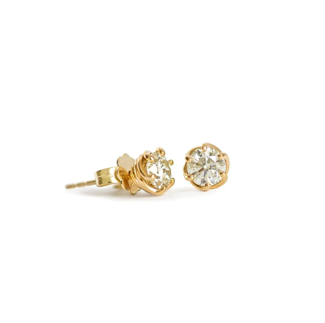 18k yellow gold diamond studs made by @francesca.u.jewellery. Love the twist of the setting. For every day and for every occasion ❣️
*
For inquiries and further details, DM or click the link in bio. Or come to find our jewellery @whatifberlin. Tue-Sa