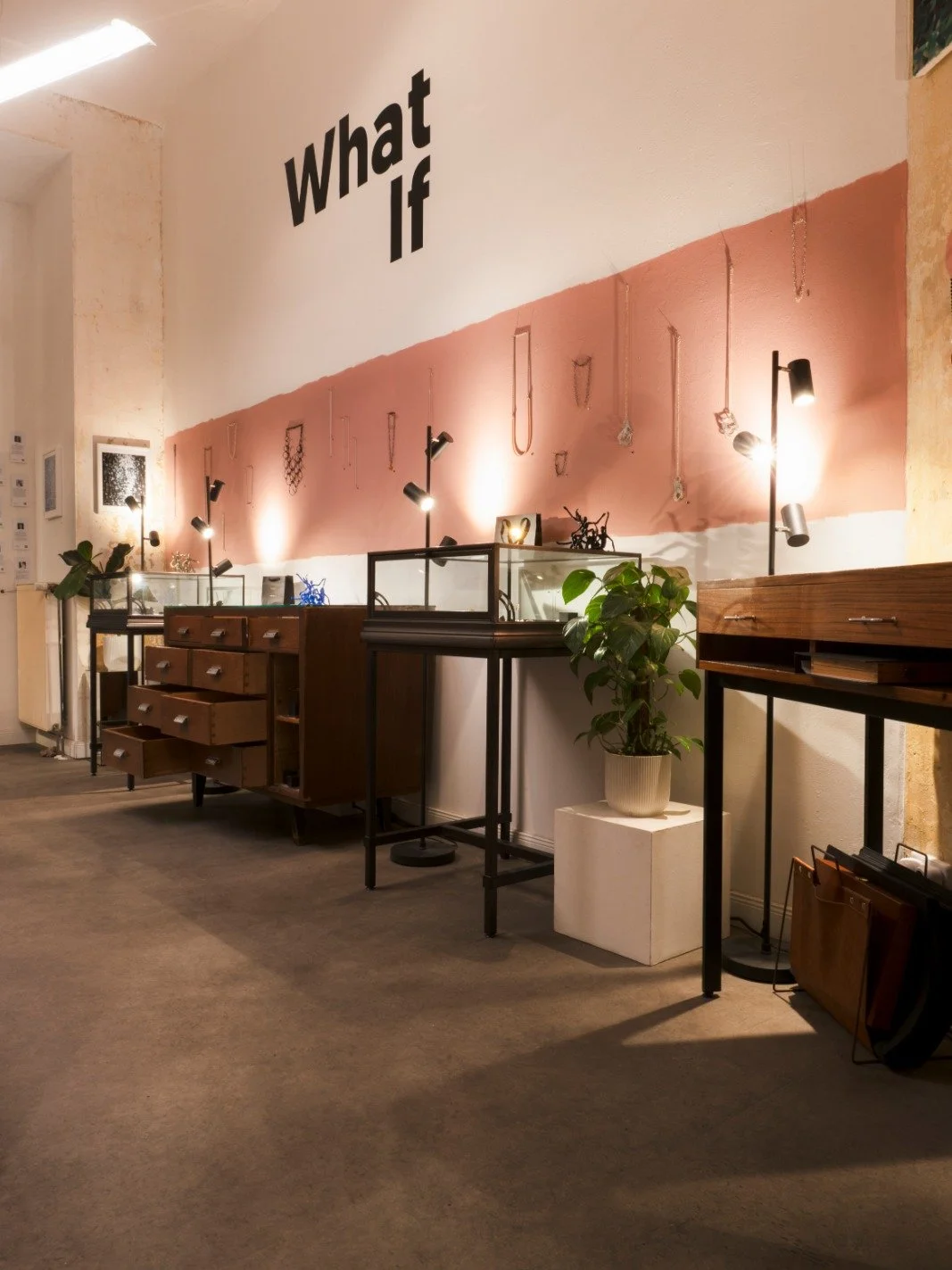 Our studio is still full of color with the exhibition: What if ...Jewellery meets Painting?✨🍂 Come by, take a little break, and try on your next jewelry piece made by our resident and visiting artists. If you look close in the pic you can see also s