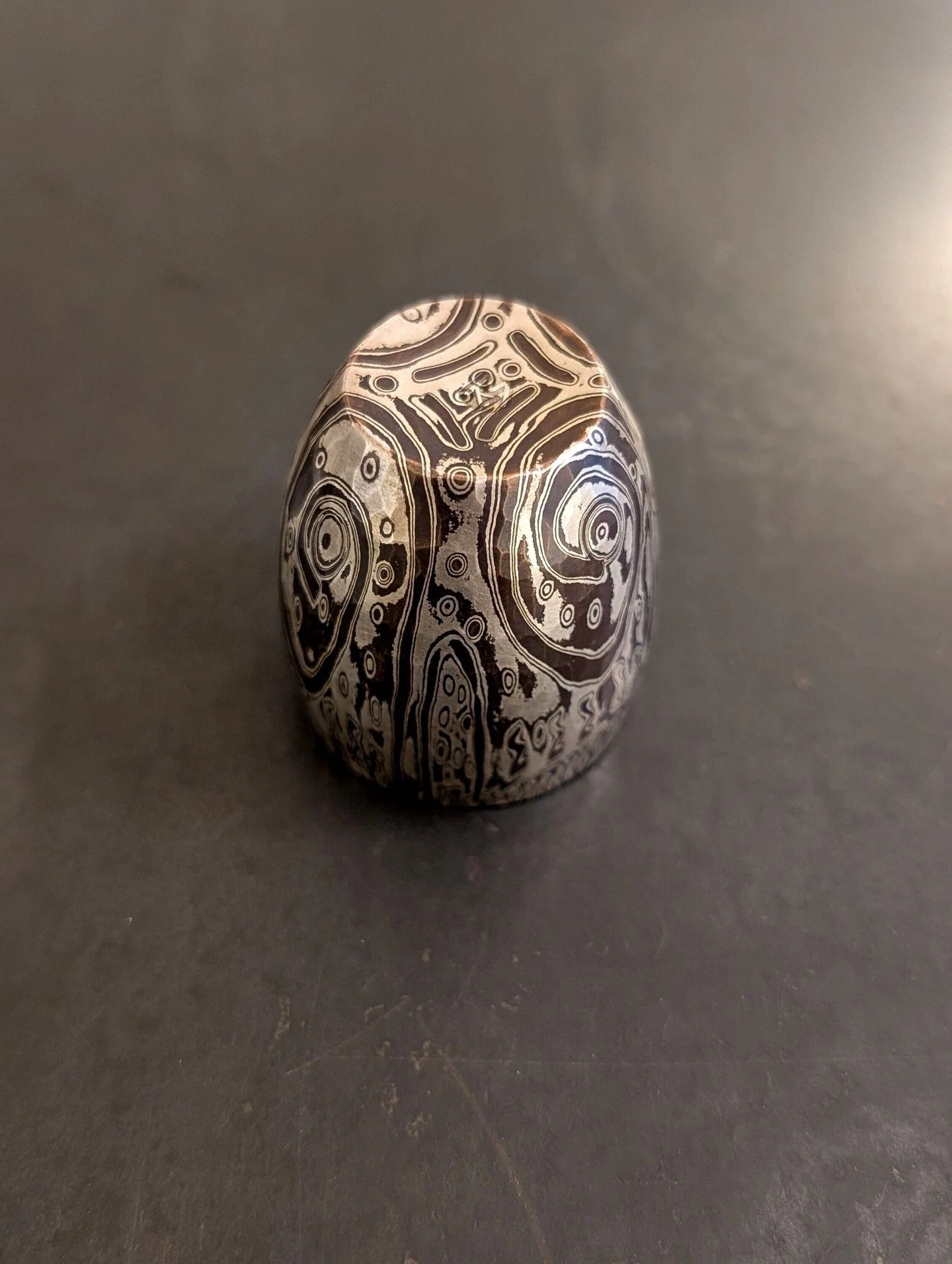 Mokume Gane sake cup, designed and made by @annevillestudio 
*
For inquiries and further details, DM or click the link in bio. Or come to find our jewellery @whatifberlin. Tue-Fri 15:30 - 19:00, Sat 11:00- 19:30 Pappelallee 12, 10437 Berlin
*
#france