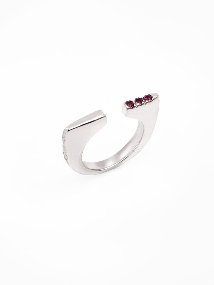 Open sterling silver ring. Designed and crafted by @sibilla_ss
*
For inquiries and further details, DM or click the link in bio. Or come to find our jewellery @whatifberlin. Tue-Sat 15:30 - 19:00 Pappelallee 12, 10437 Berlin
*
#francescaujewellery #w