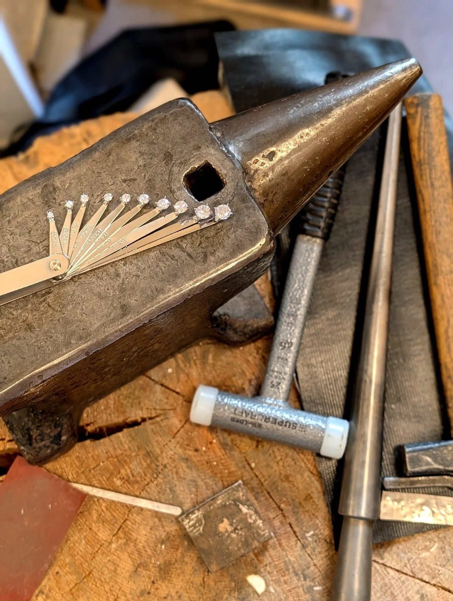 Working on a new design for an engagement ring and choosing what stone size would fit better!
*
Do you know how big is a 2ct diamond? BIG! 😂And a 0.25ct? Reasonable 😉
Come by to design together your engagement ring for yourself or your loved one!

