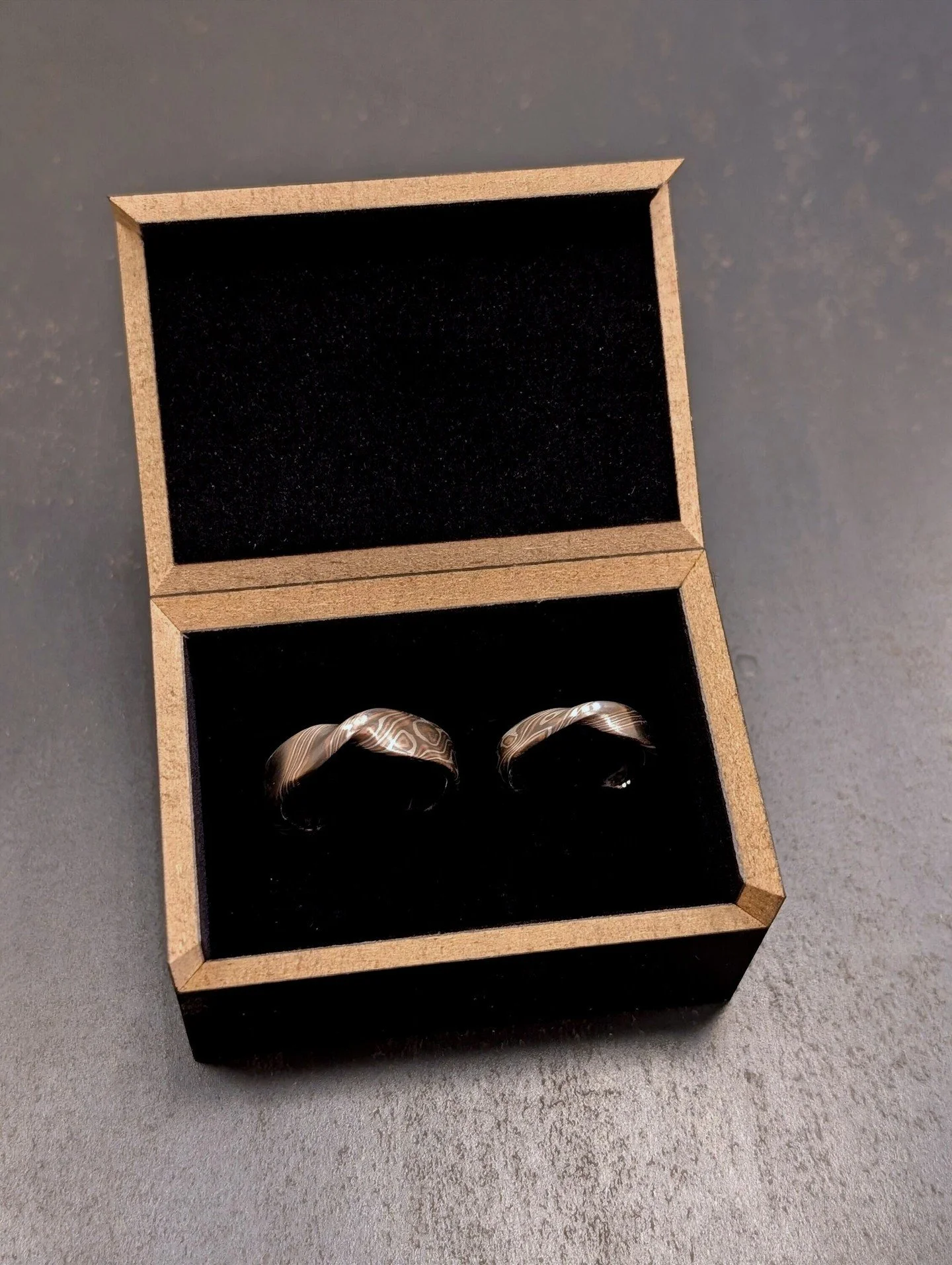 Twisted Mokume Gane rings made by @francesca.u.jewellery . Love the contrast of colors between palladium, red gold and silver.
The twist gives the rings two visible different patterns, can you see? One half only clean stripes, the other half the wood