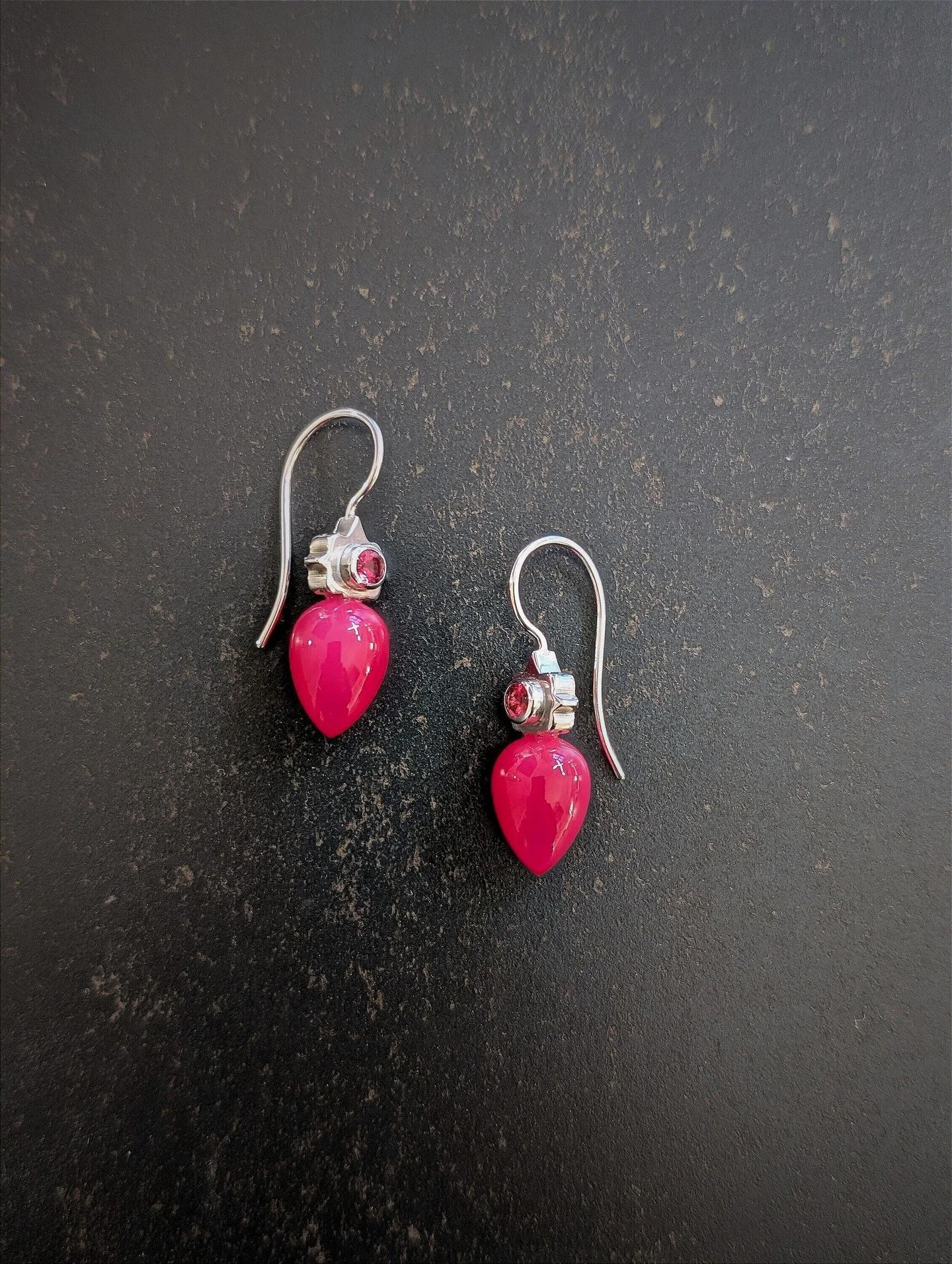 Silver earrings with pink chalcedony and Turmalin. Made by @miah.jewellery
*
To see more of her work you can drop by, explore new pieces, and enjoy the exhibition &lsquo;What if Jewellery meets Painting?&rsquo;
*
For inquiries and details, send a DM 