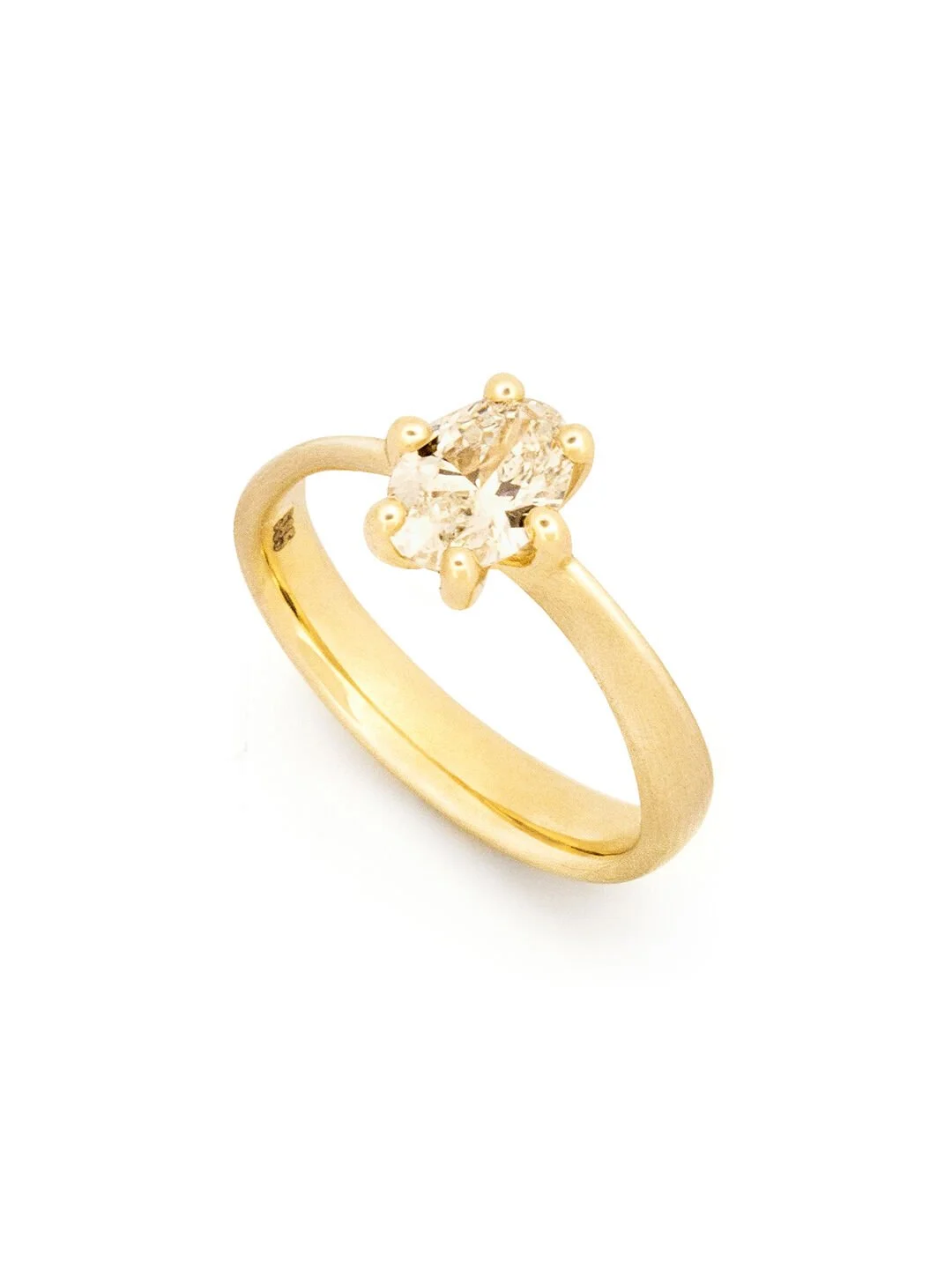 Engagement ring in yellow gold made by @francesca.u.jewellery✨

A softly twisted band in warm yellow gold, holding an oval diamond in a 6-prong setting shaped to catch the light in its own way.

*
Interested in designing your own engagement ring? Com