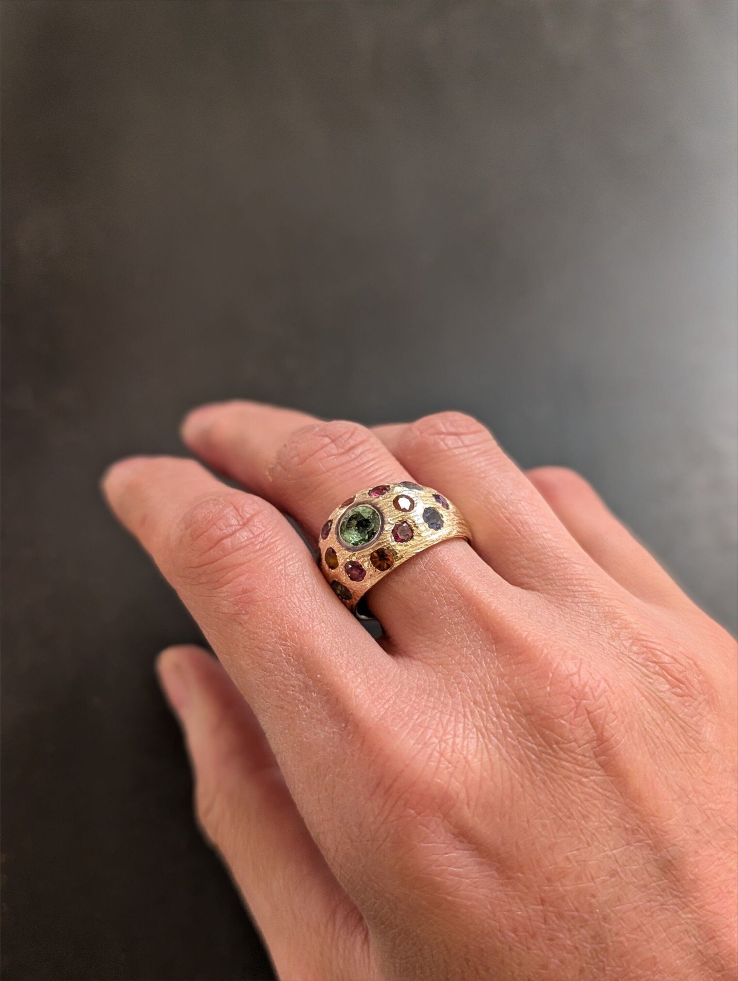 Throw back to this ring made in Yellow Gold 375. A magical green Turmalin in the center, citrines and rhodolits for the halo, ioliths and amethysts on the sides made by @francesca.u.jewellery
*
For inquiries and further details, DM or click the link 