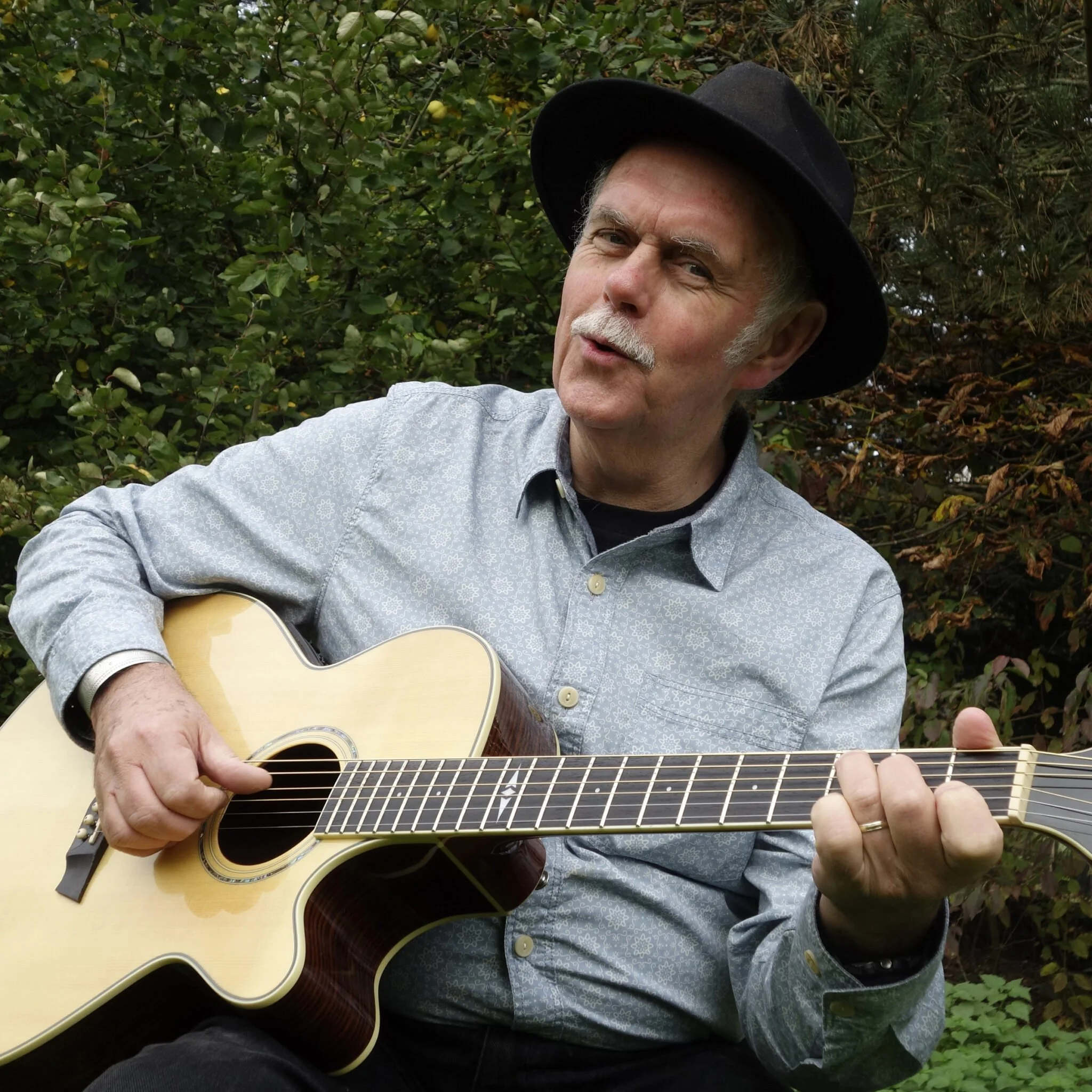 Guitarist, vocalist, raconteur Dave Peabody live at Kensington Church in Brecon