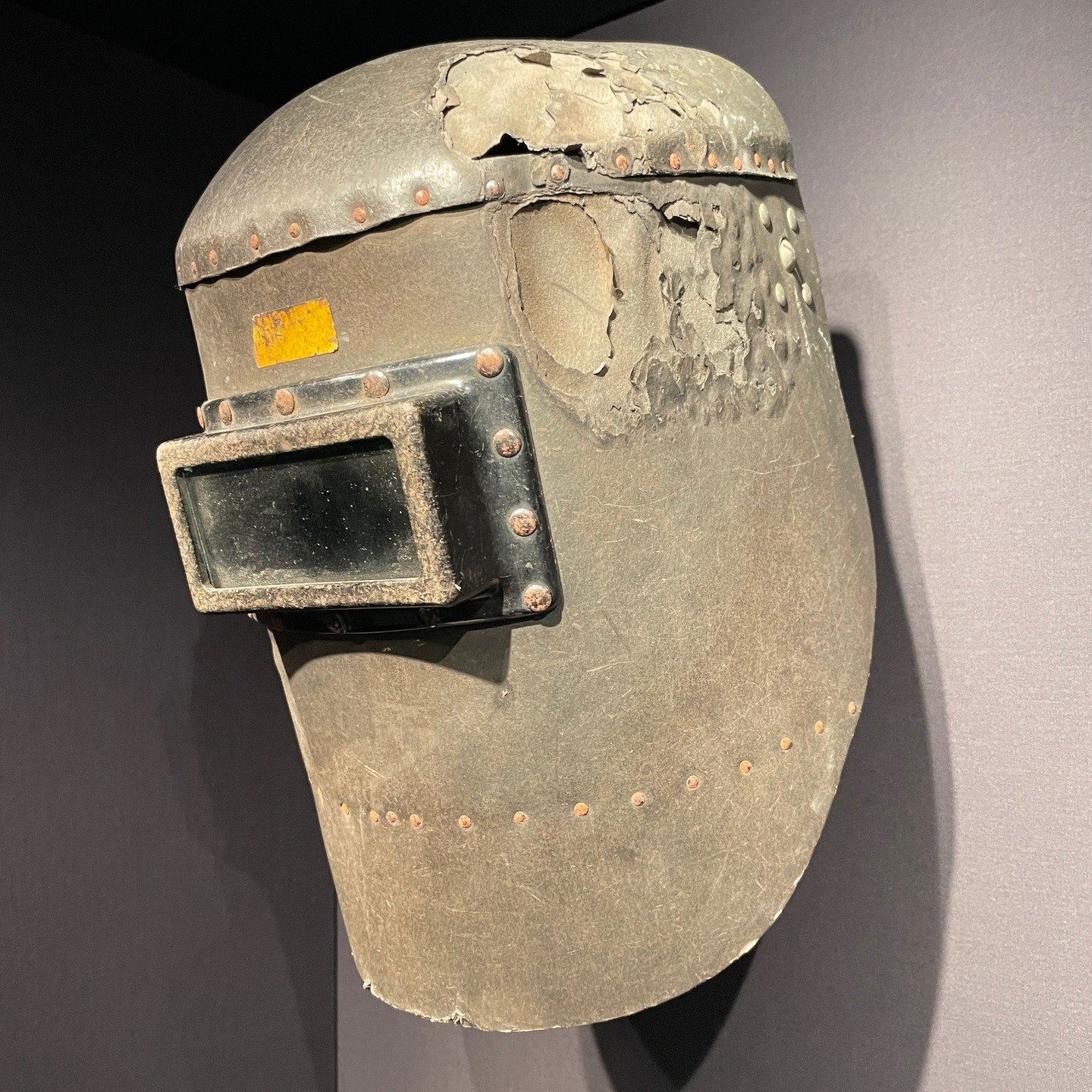 Welding mask on display at Clydebank Museum, which was worn by welders at the Clyde shipyards, compared to a modern mask from our workshop

#clydebank #mountmaking #clydebanklibrary #welding