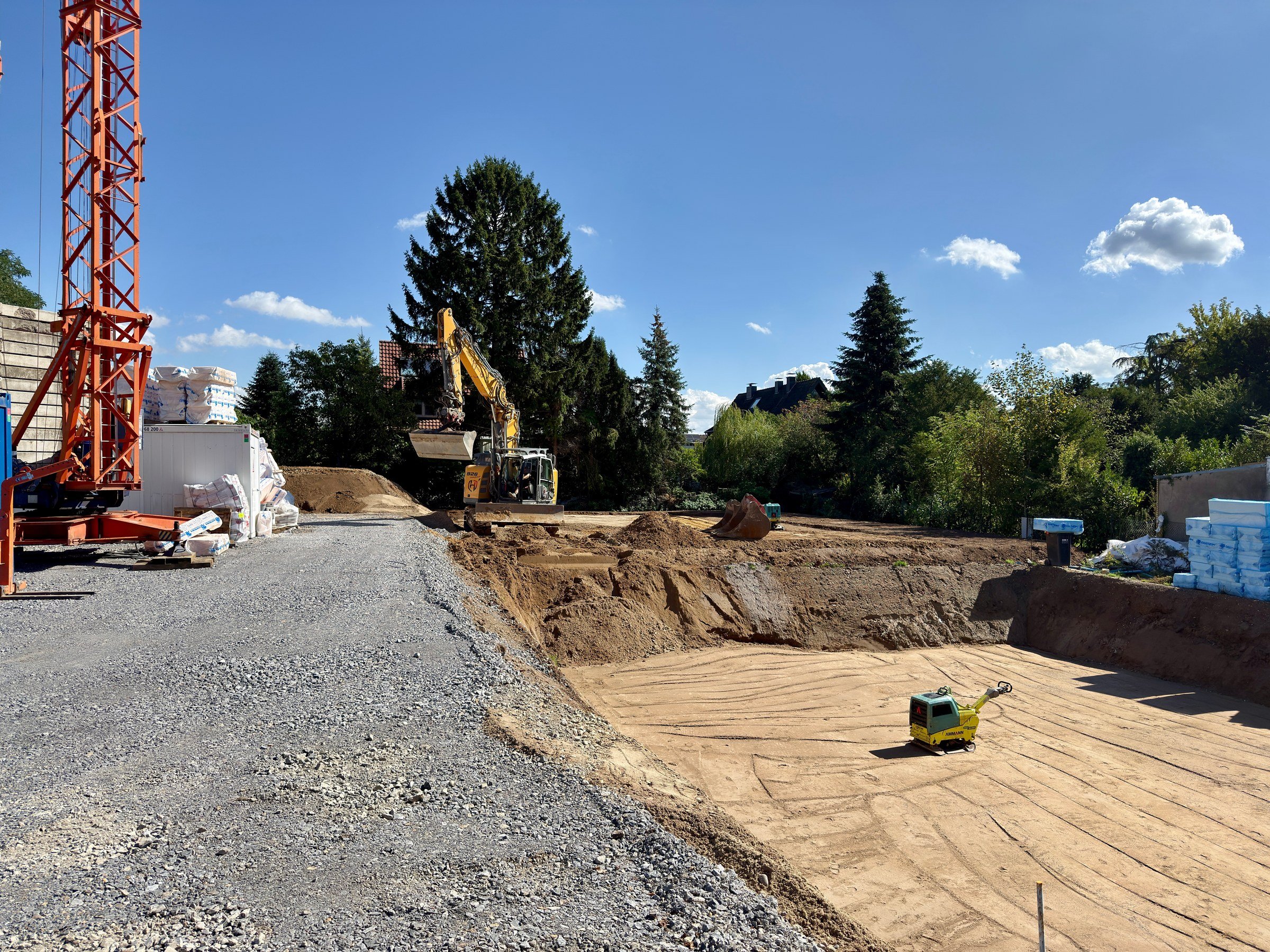 Baugrube mit Turmdrehkran auf der Baustelle Rheinblick Dormagen, Jahnstraße, Stürzelberg