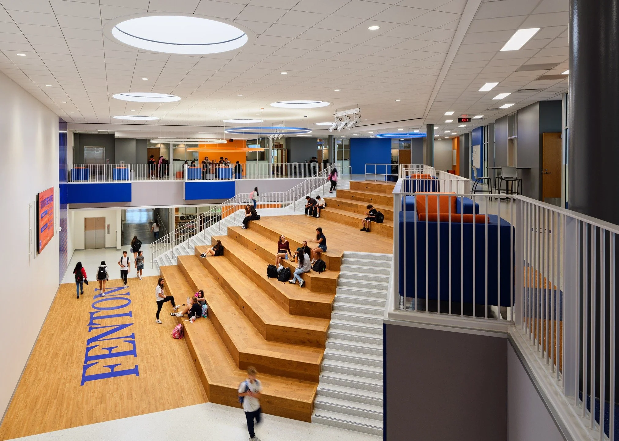 Sometimes the best interactions happen when you take a seat on the stairs. With thoughtful design, learning stairs can turn "just passing through" into moments for brainstorming, storytelling, group work, presentations, or simply socializin