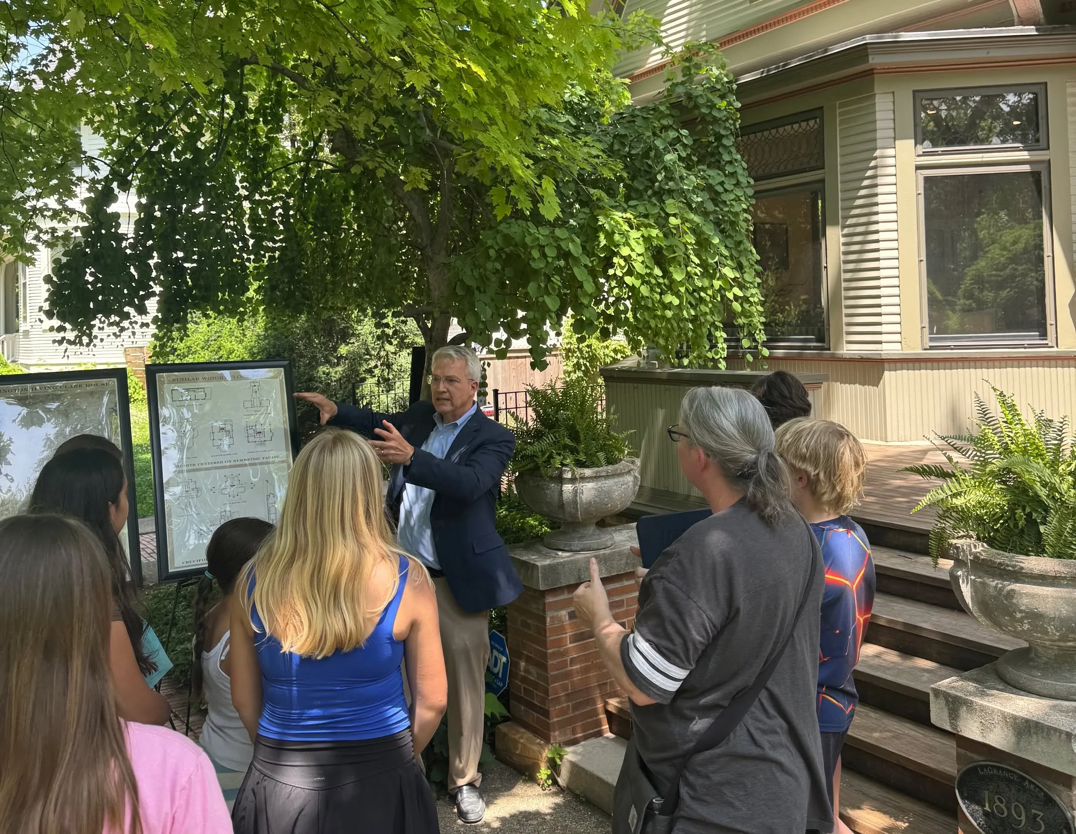 Most kids learn about Frank Lloyd Wright from a textbook. These @lagrangedist102 sixth graders learned about him from inside one of his homes. STR Senior Principal Mike Henderson opened his Frank Lloyd Wright-designed home to Cossitt Elementary stude