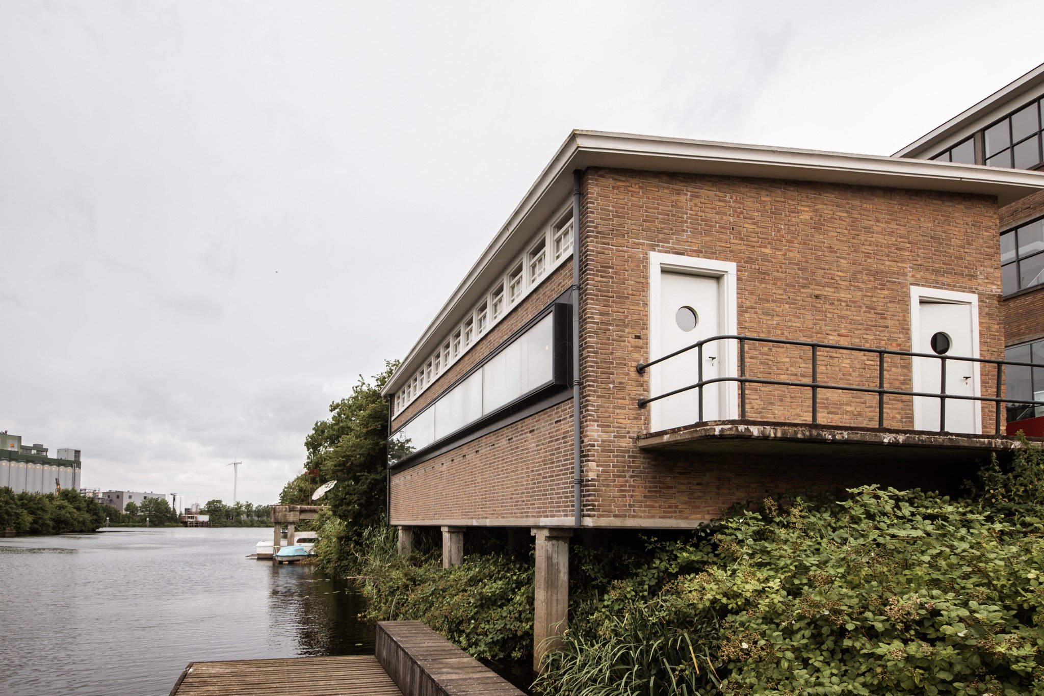 Vergadering met karakter die bijblijft?

Ontdek Het Volthuisje, een verborgen parel achter de Gruyterfabriek.
Dit voormalige stroomhuisje aan het water ademt rust en inspiratie. Perfect voor vergaderingen, brainstormen of een creatieve break met je t