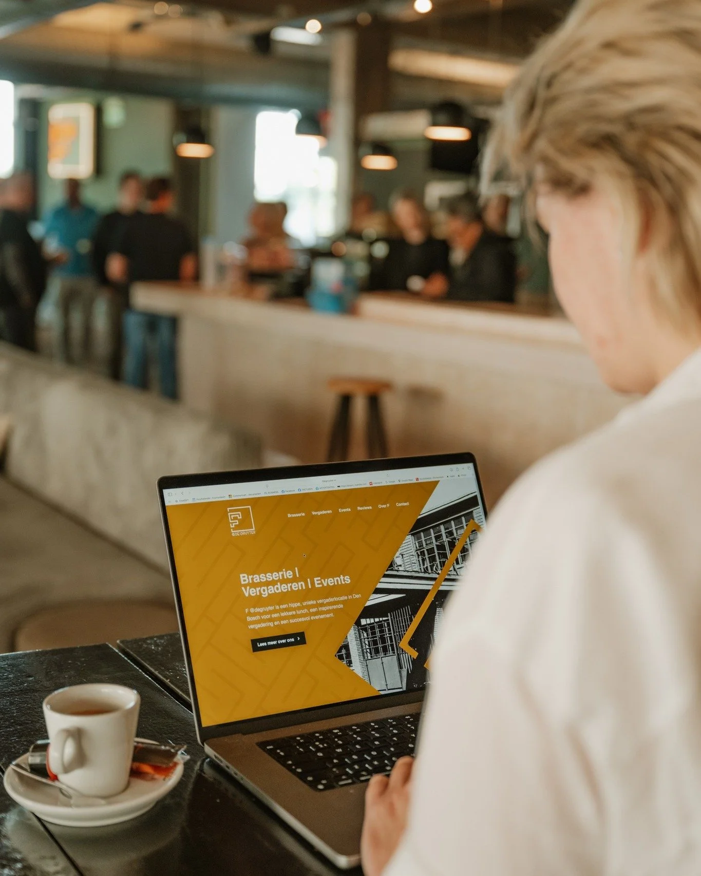 Bijblijven doe je door in beweging te blijven.

Achter de schermen, in dit geval voor het scherm,  wordt er gewerkt aan iets nieuws. Onze website krijgt een frisse, eigentijdse update die beter past bij wie we zijn en wat we doen. Nog even geduld&hel