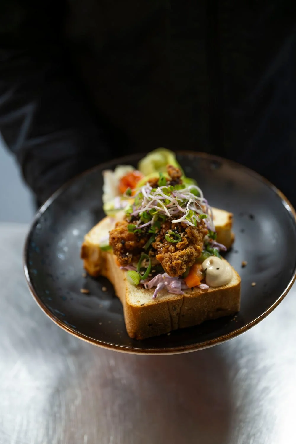 Bijblijven doe je met iets nieuws op je bord.
Onze chef presenteert een lunch special die je niet elke dag tegenkomt: Koreaanse toast. Brioche toast met karaage chicken, coleslaw, komkommer, Oosterse dressing, bosui en sesamzaadjes. Vol smaak, n&eacu