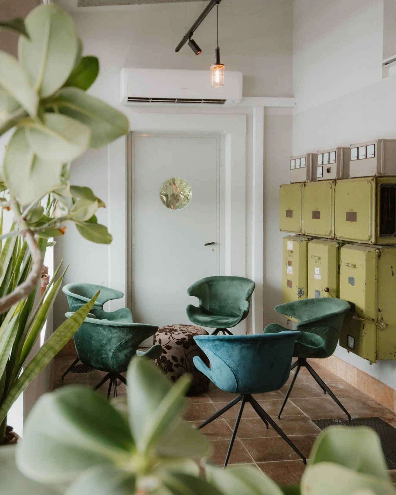 Bijblijven doe je op een plek die rust en creativiteit combineert.

Ontdek Het Volthuisje! Een unieke vergader- en brainstormlocatie achter @degruyterfabriek_community met een bijzondere historie en ligging aan het water. Ooit een stroomhuisje, nu ee