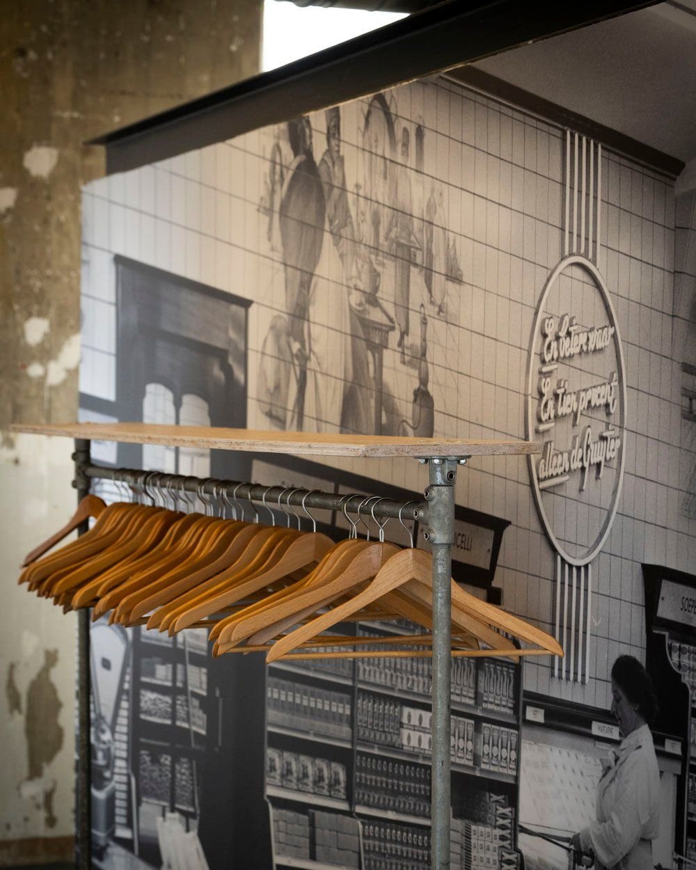 Bijblijven doe je door het gewone weer te omarmen.

Knillis is begraven. Carnaval ligt weer achter ons en langzaam keren we terug naar de gewone wereld. Geen confetti meer op straat, maar ruimte in het hoofd en ritme Knillis is begraven. 
F de Gruyte