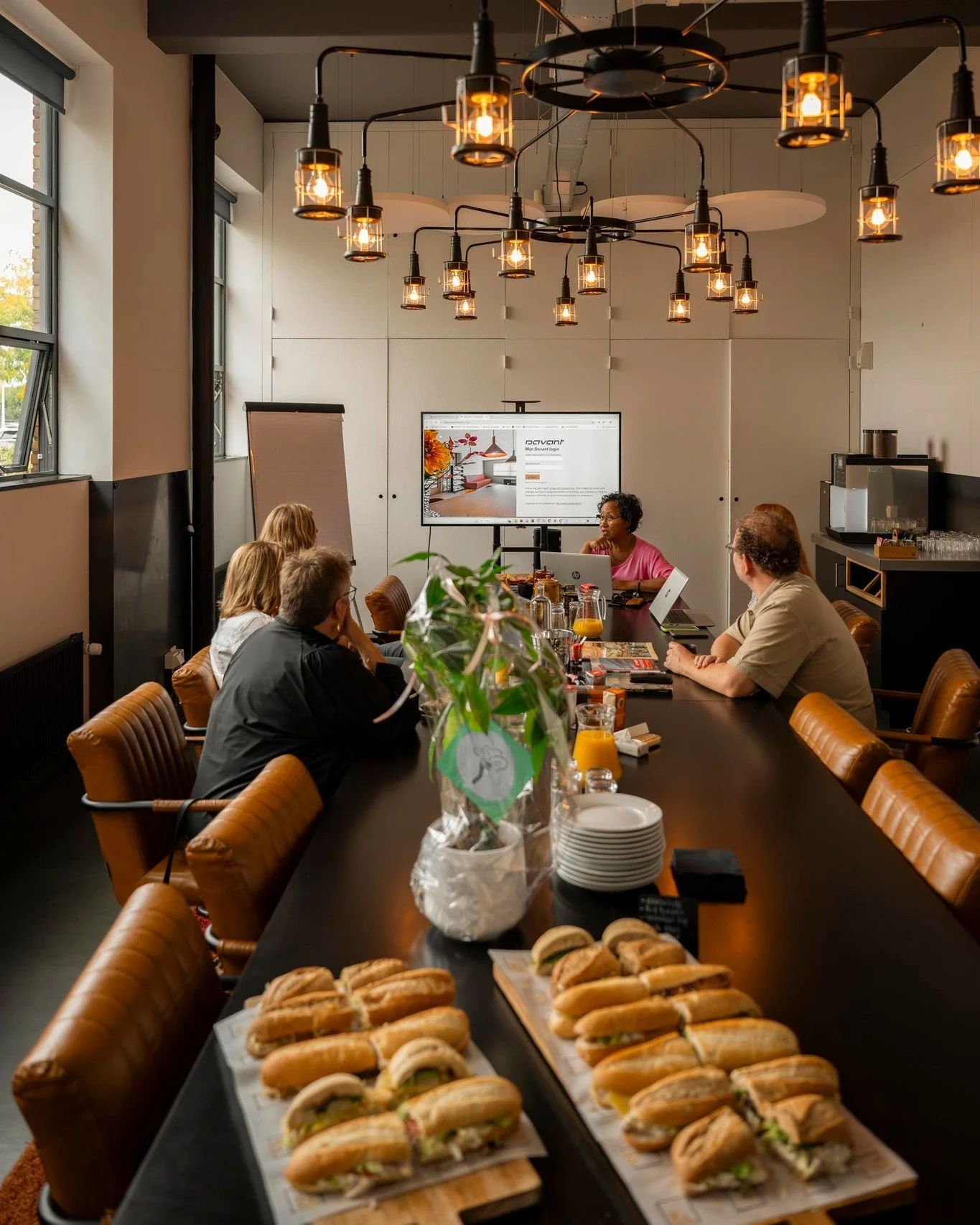 Bijblijven doe je op een plek waar werken en genieten samenkomen.

F de Gruyter beschikt over verschillende vergader- en presentatieruimtes in uiteenlopende formaten. Van een groot congres tot een intieme bijeenkomst. Alle locaties hebben een sfeervo