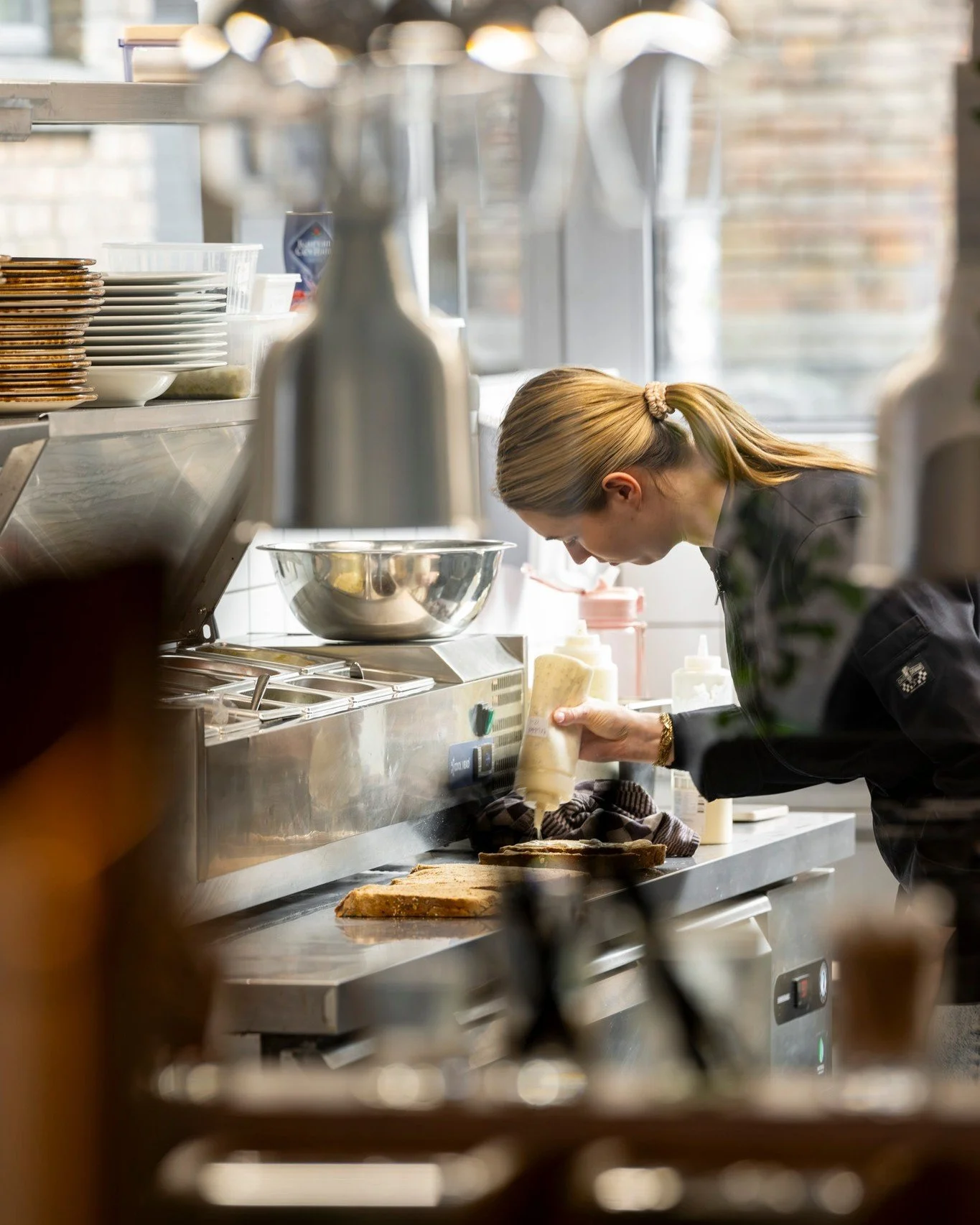 Bijblijven doe je met aandacht uit eigen keuken.

Bij F de Gruyter komt alles uit onze eigen keuken. We werken met verse producten en maken eerlijke, heerlijke gerechten waar je blij van wordt. Onze chef houdt van variatie en creativiteit, dus je vin