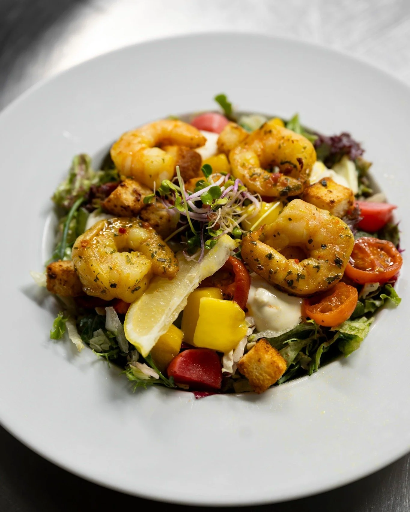 Bijblijven doe je met smaken die blijven hangen.

Onze Thaise gamba is fris, kruidig en vol contrast. Gebakken gamba&rsquo;s met komkommer en radijs, knoflookcroutons, yuzucr&egrave;me, citroen, mango en cherrytomaat. Licht, rijk en precies in balans