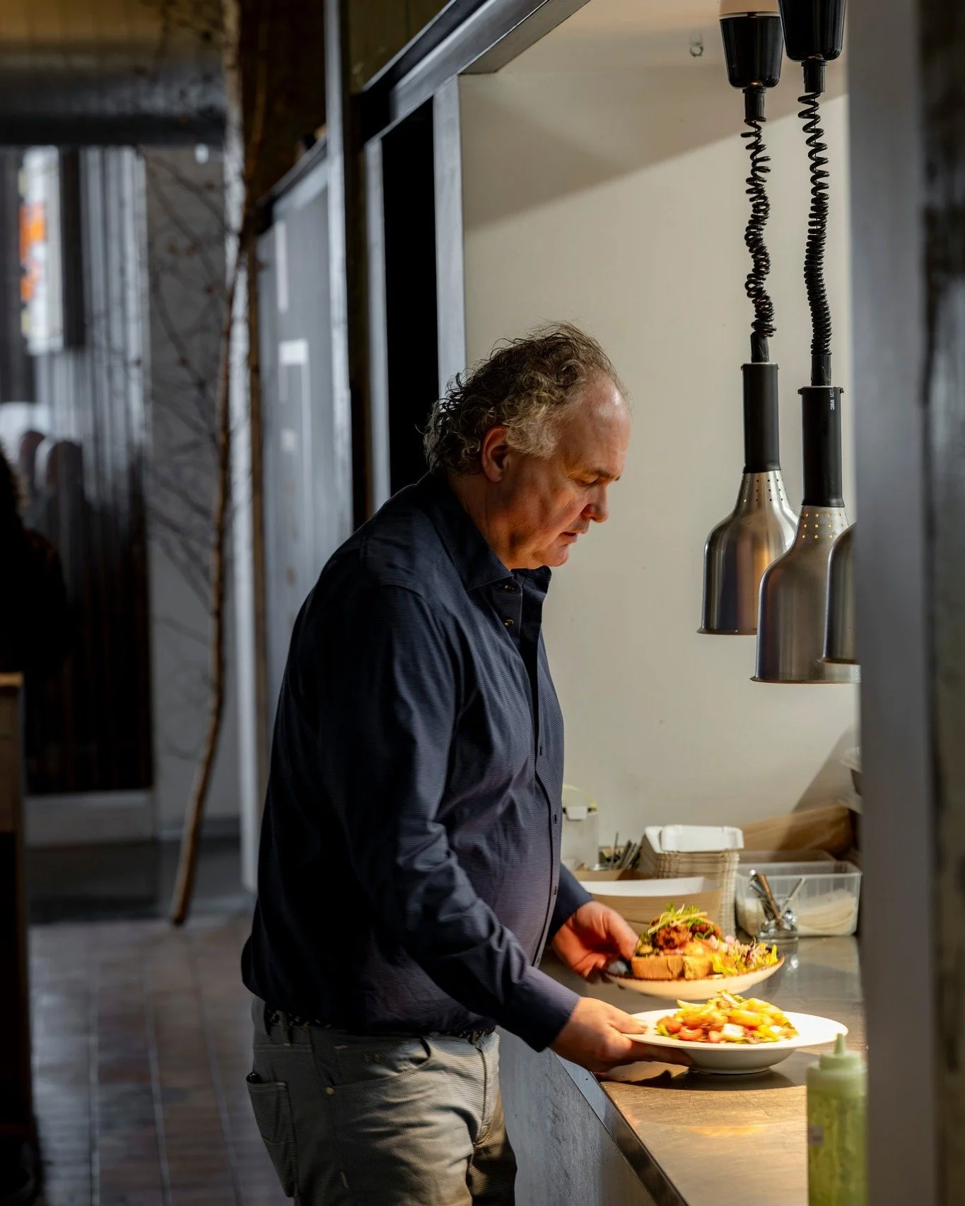 Bijblijven doe je dankzij mensen die het verschil maken.

Op het bedrijfsverzamelgebouw verwijst het naar de F van Fabriek, ingang F, natuurlijk naar F de Gruyter, maar je mag &rsquo;m net zo goed lezen als de F van Frits. Eigenaar, gastheer en &eacu