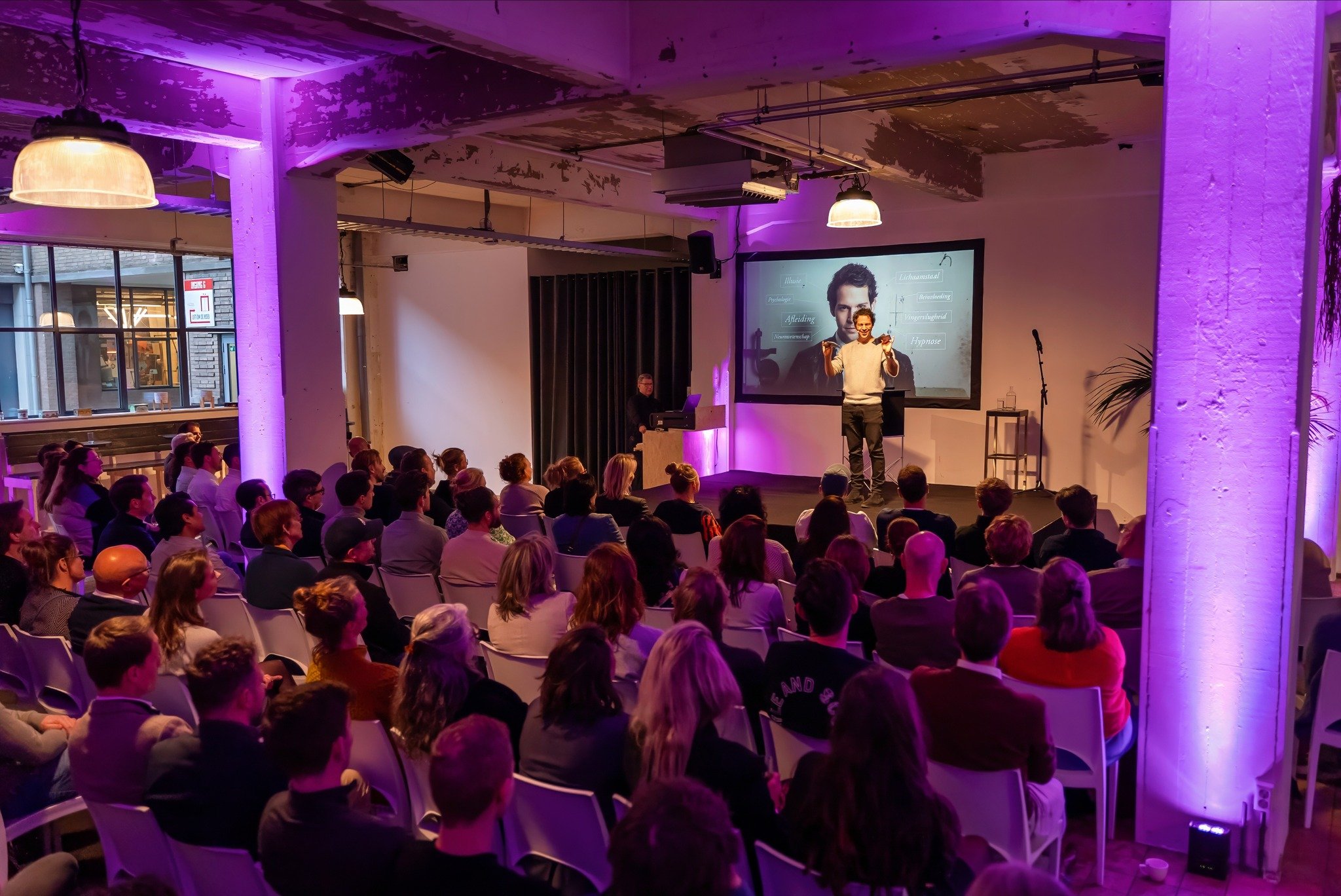 Bijblijven doe je in een ruimte die groots &eacute;n persoonlijk aanvoelt.

Onze grote zaal biedt alle ruimte voor aandacht. Van grootse presentaties met impact tot effici&euml;nte workshops waar focus en interactie centraal staan. De sfeer is open e