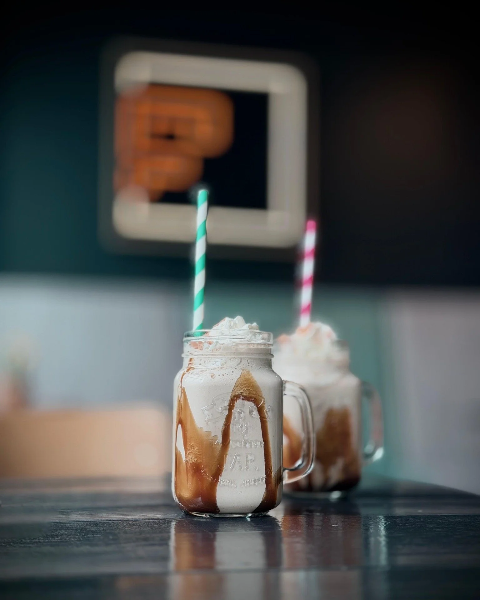 Bijblijven doe je tot de laatste hap.

Bij ons wordt ieder dessert verheven tot een klein kunstwerk. 
Met aandacht opgemaakt, in balans van smaak en een lust voor het oog.  Met dank aan @theo_vd_meijs . 

Zo sluit je niet alleen goed af, maar blijf j