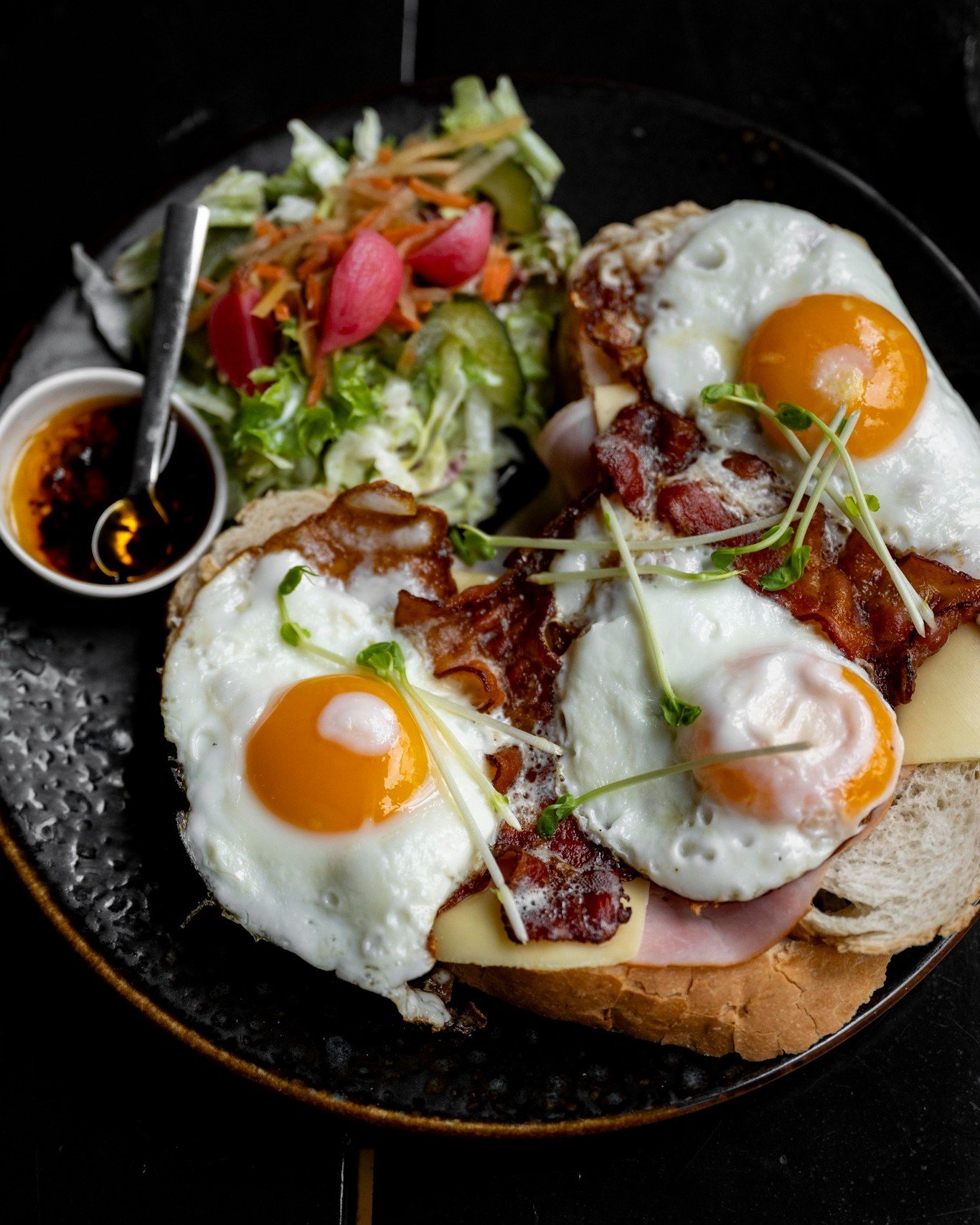 Bijblijven doe je met een klassieker die altijd klopt.

De week begint goed met een oertraditionele uitsmijter. Rustiek desembrood, licht of donker, met drie gebakken eieren en rijk belegd met kaas, ham of spek. Precies zoals je &rsquo;m wilt.

Zin i