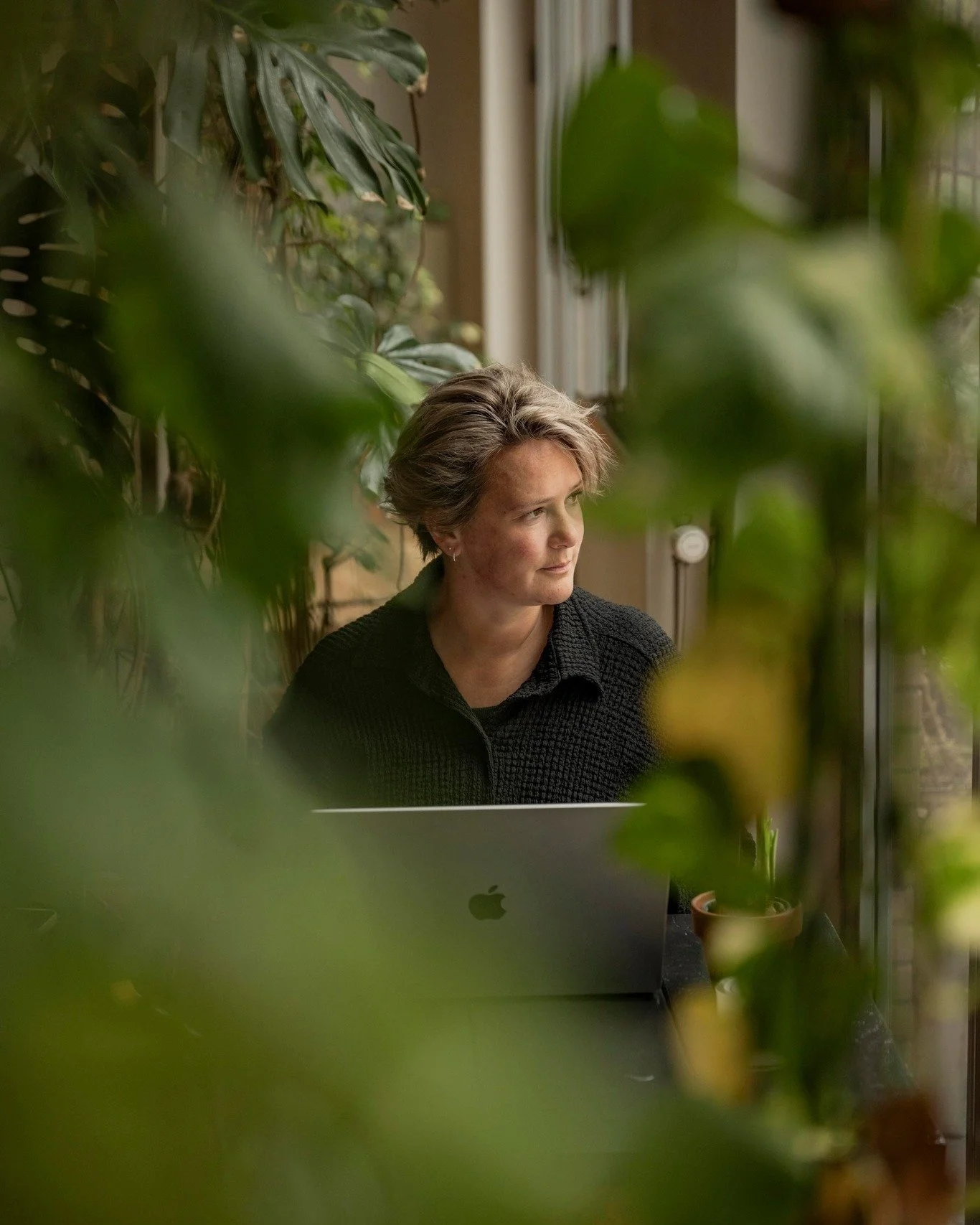 Bijblijven doe je op een plek waar werken vanzelf gaat.

F de Gruyter is zo&rsquo;n plek waar alles samenkomt. Alle ruimte om te werken, goede koffie binnen handbereik en altijd iets lekkers erbij. Of je nu even neerstrijkt tussen afspraken door of b