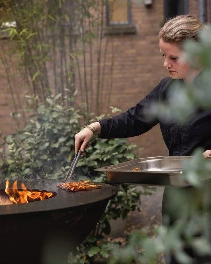 Bijblijven doe je buiten, zodra het kan.

De lente laat zich volop zien en dat voel je meteen op ons terras. De buitenplaats wordt weer de plek om samen te komen. Voor een heerlijke lunch in de zon, een borrel aan het einde van de dag of een goed ver