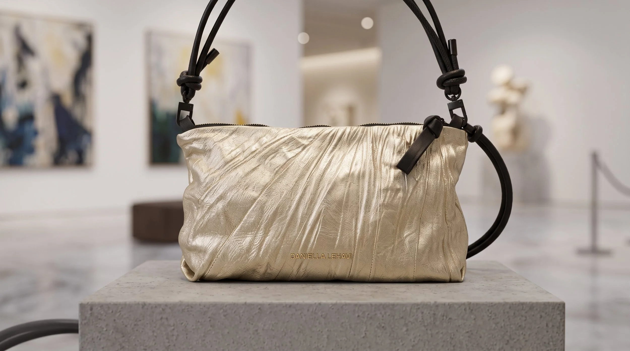 Luxury_handbag_in_museum_2K_202607131651 (1).jpeg