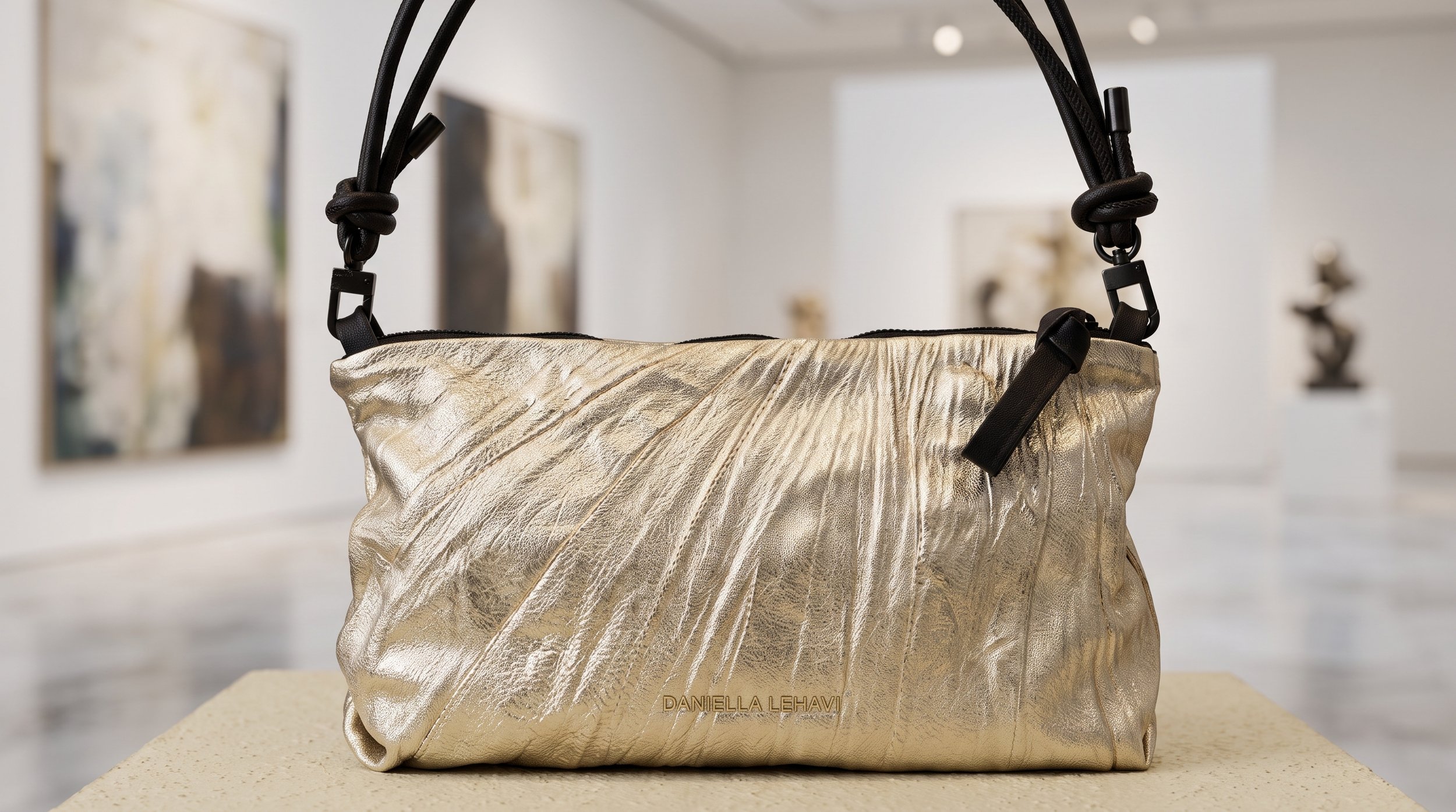 Luxury_handbag_in_museum_2K_202607131651 (2).jpeg