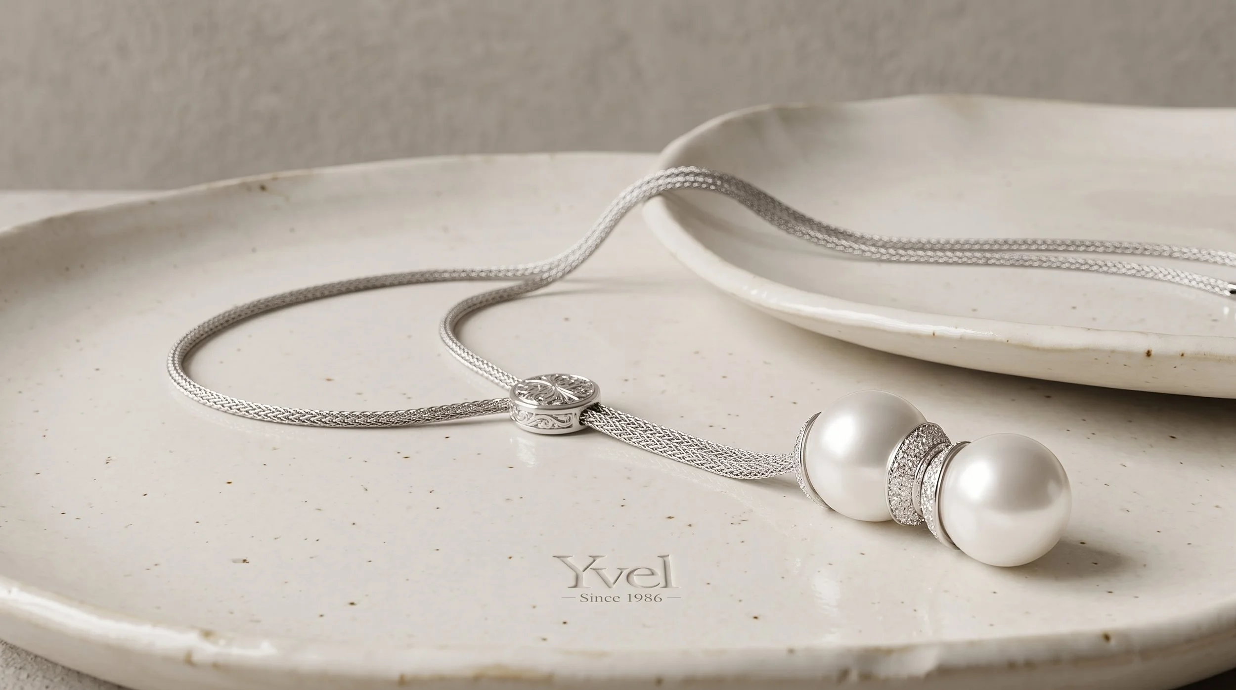 Necklace_on_ceramic_plate_2K_202608201301.jpeg