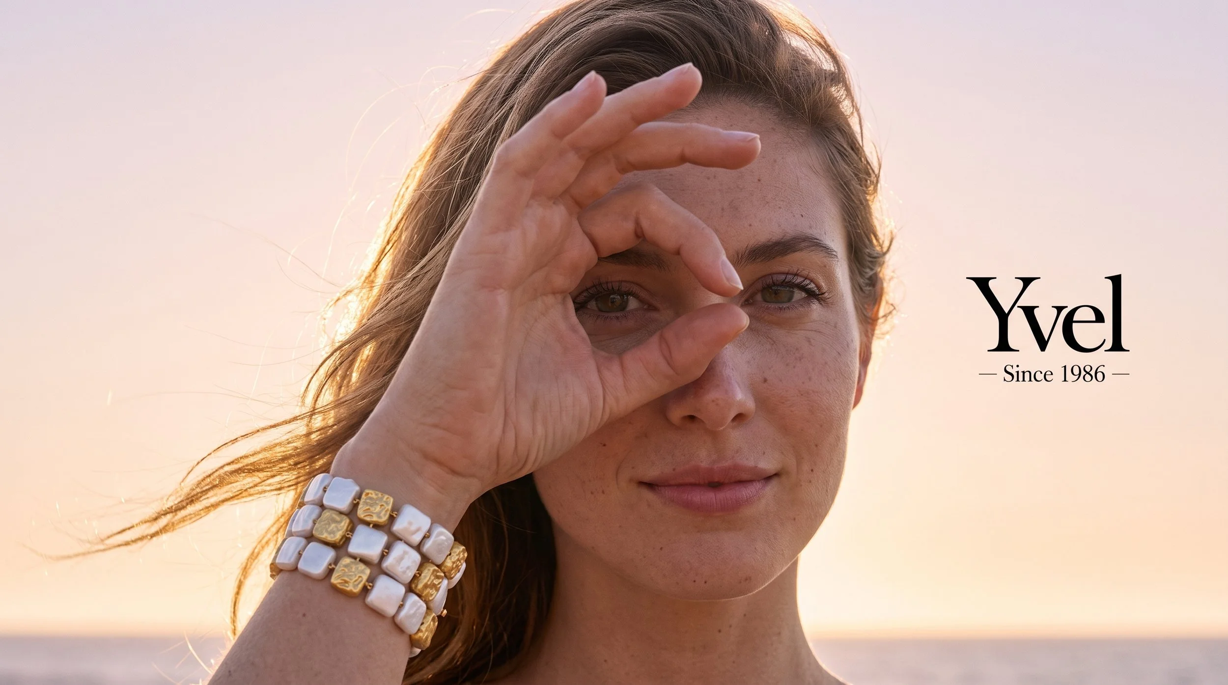 Woman_wearing_Yval_bracelet_2K_202608201429.jpeg