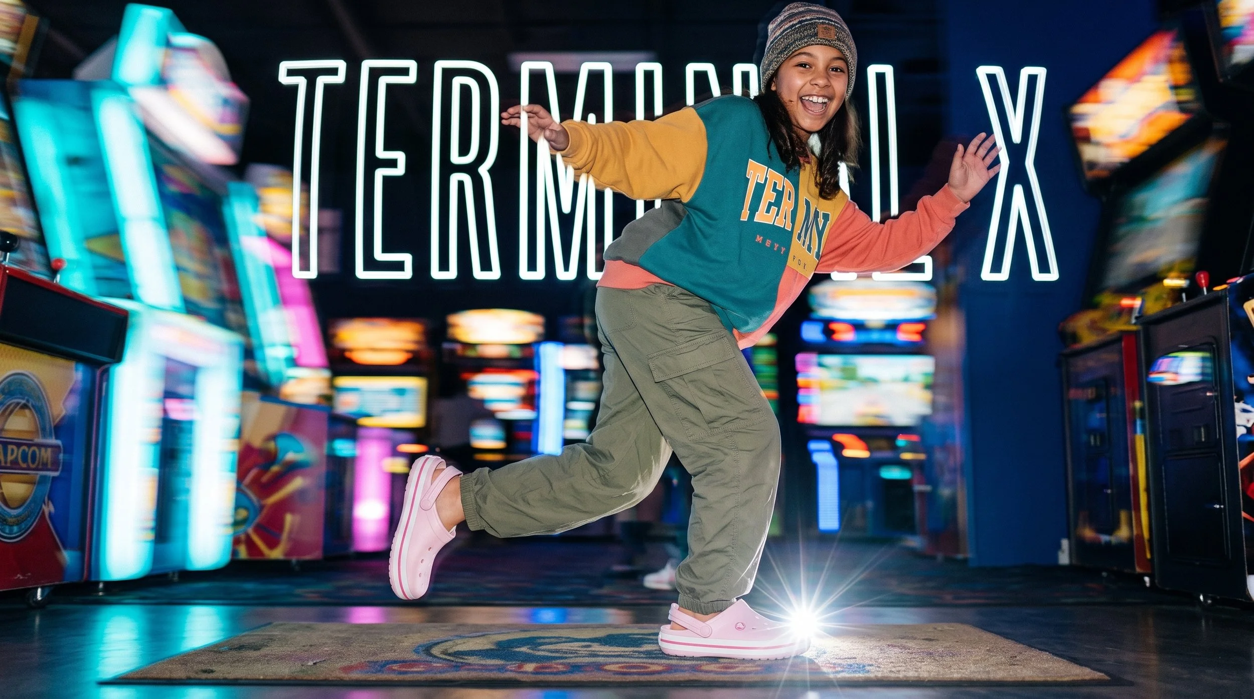 Girl_dancing_in_arcade_2K_202608181149 (1).jpeg